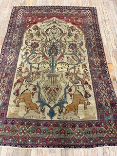 Alfombra antigua de seda de Kerman de mediados de siglo, color crema, estilo tradicional de lujo, con motivos de animales