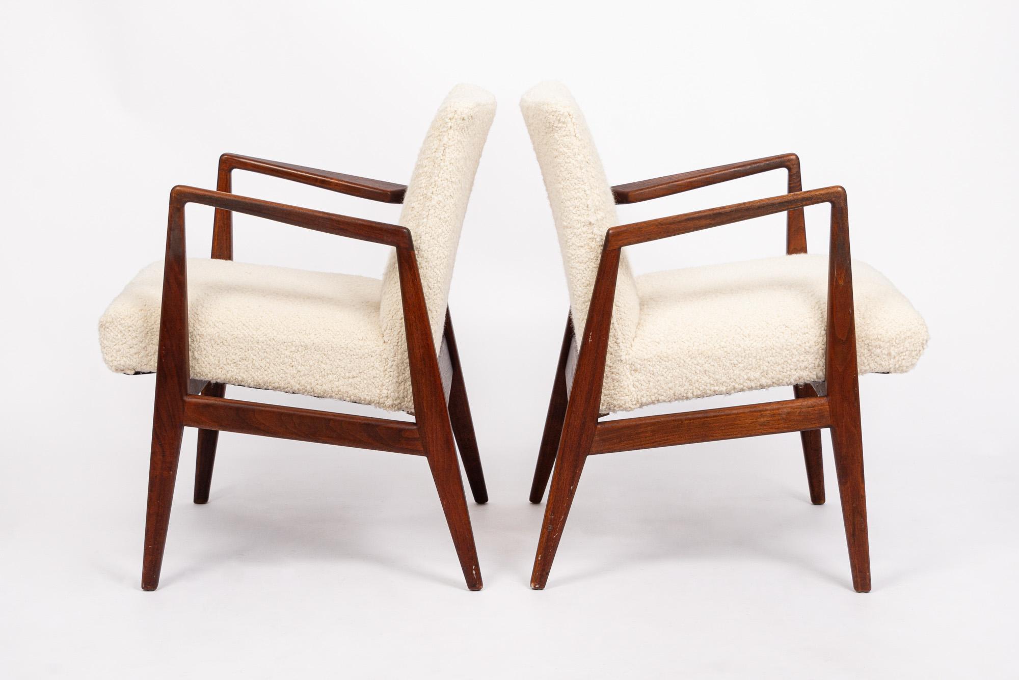 Mid Century Cream Upholstered Lounge Chairs by Jens Risom In Good Condition For Sale In Detroit, MI