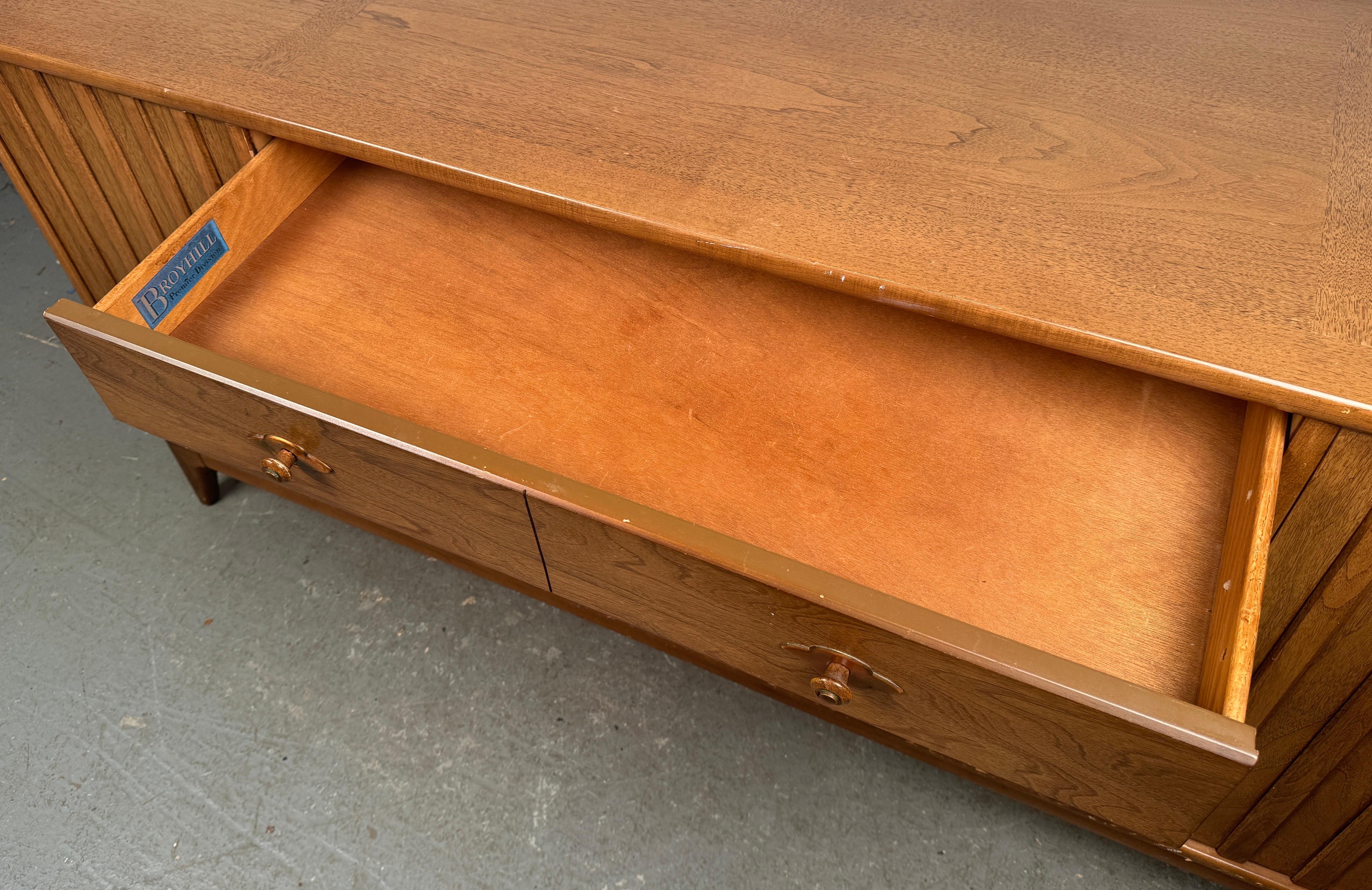 Mid-Century Credenza By Broyhill For Sale 7