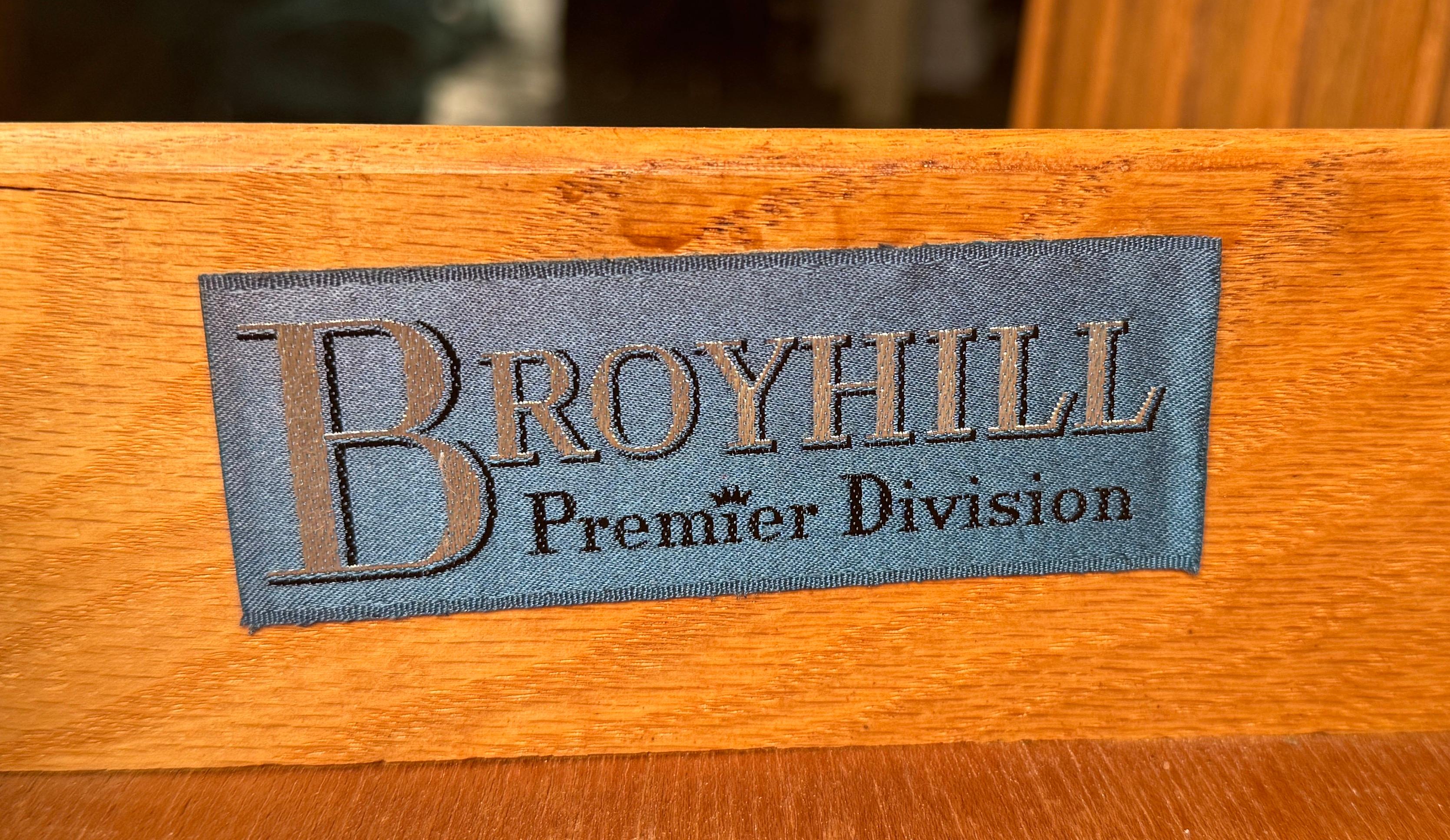Mid-Century Credenza By Broyhill For Sale 8