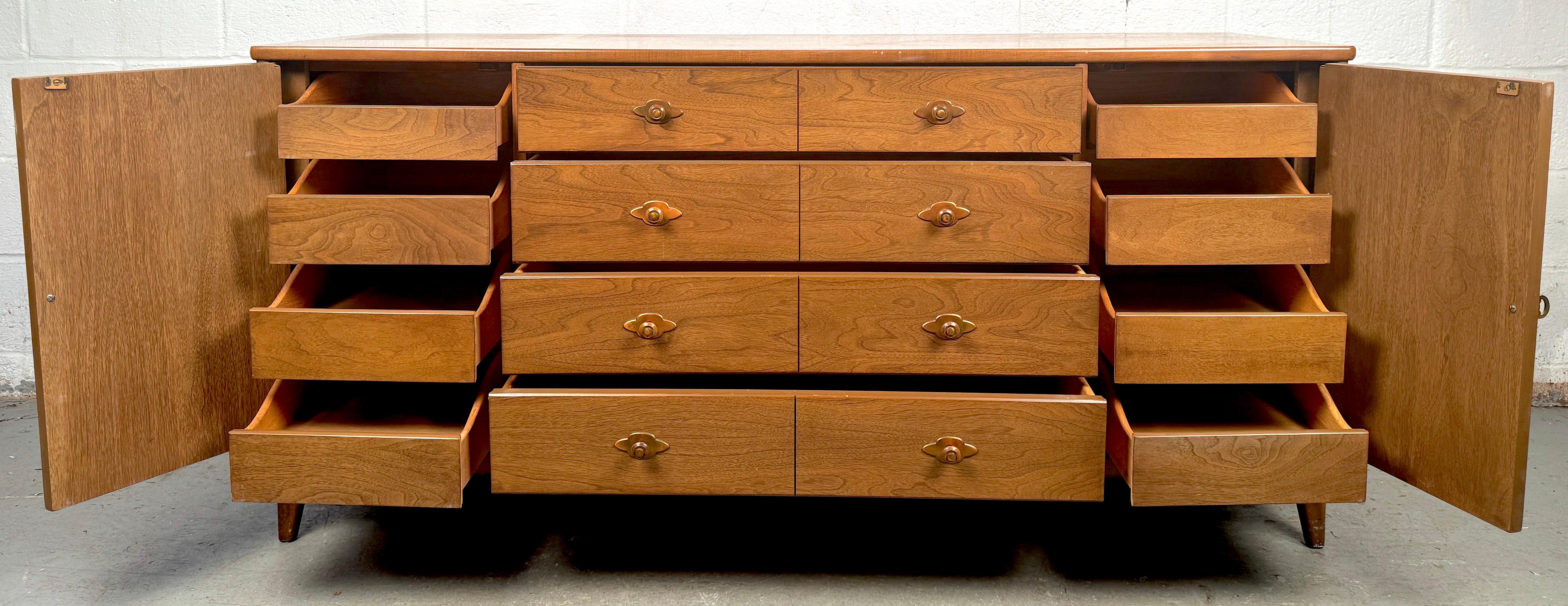 Mid-Century Credenza By Broyhill For Sale 2