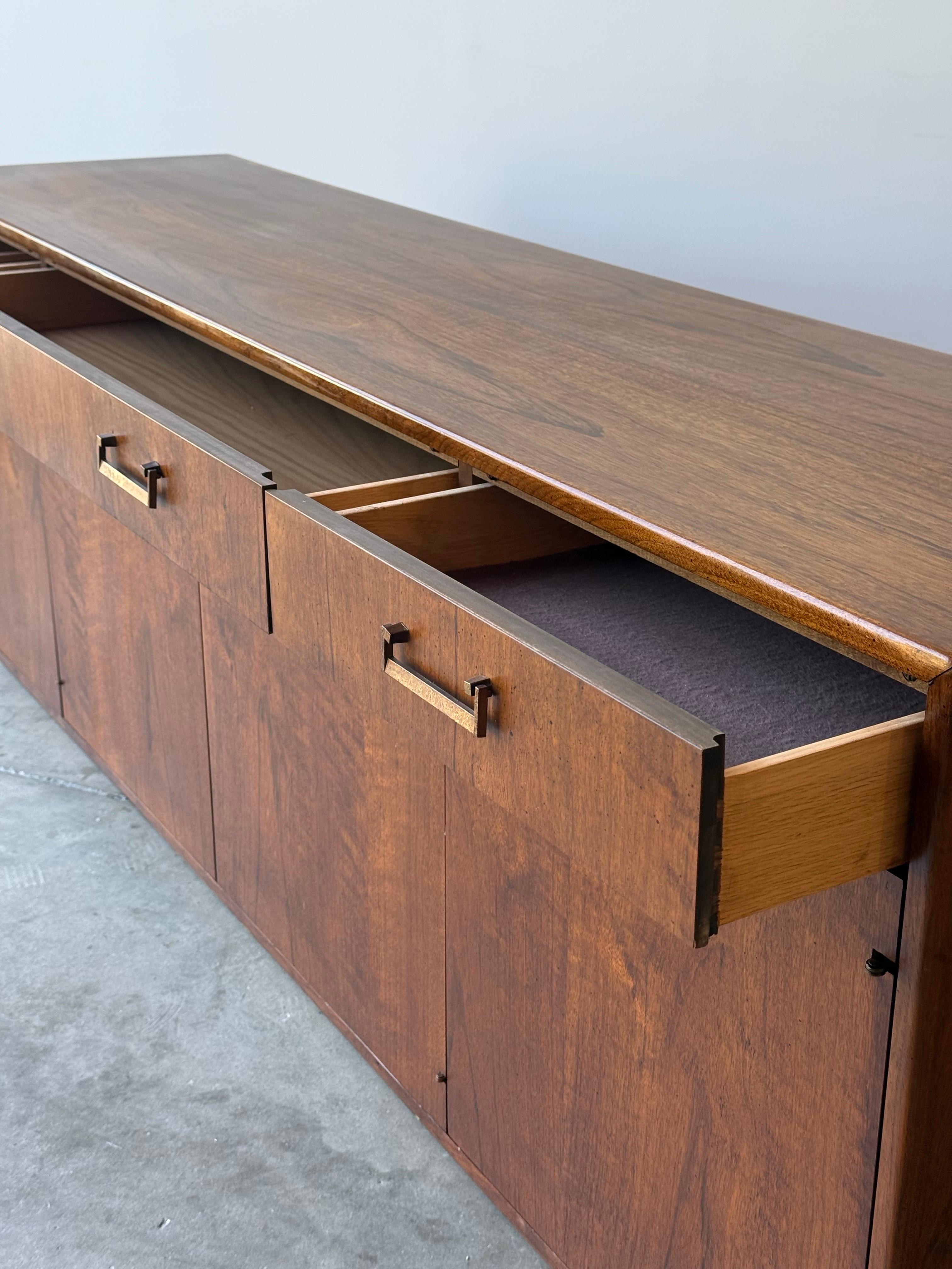 Credenza di metà secolo di Founders in vendita 9