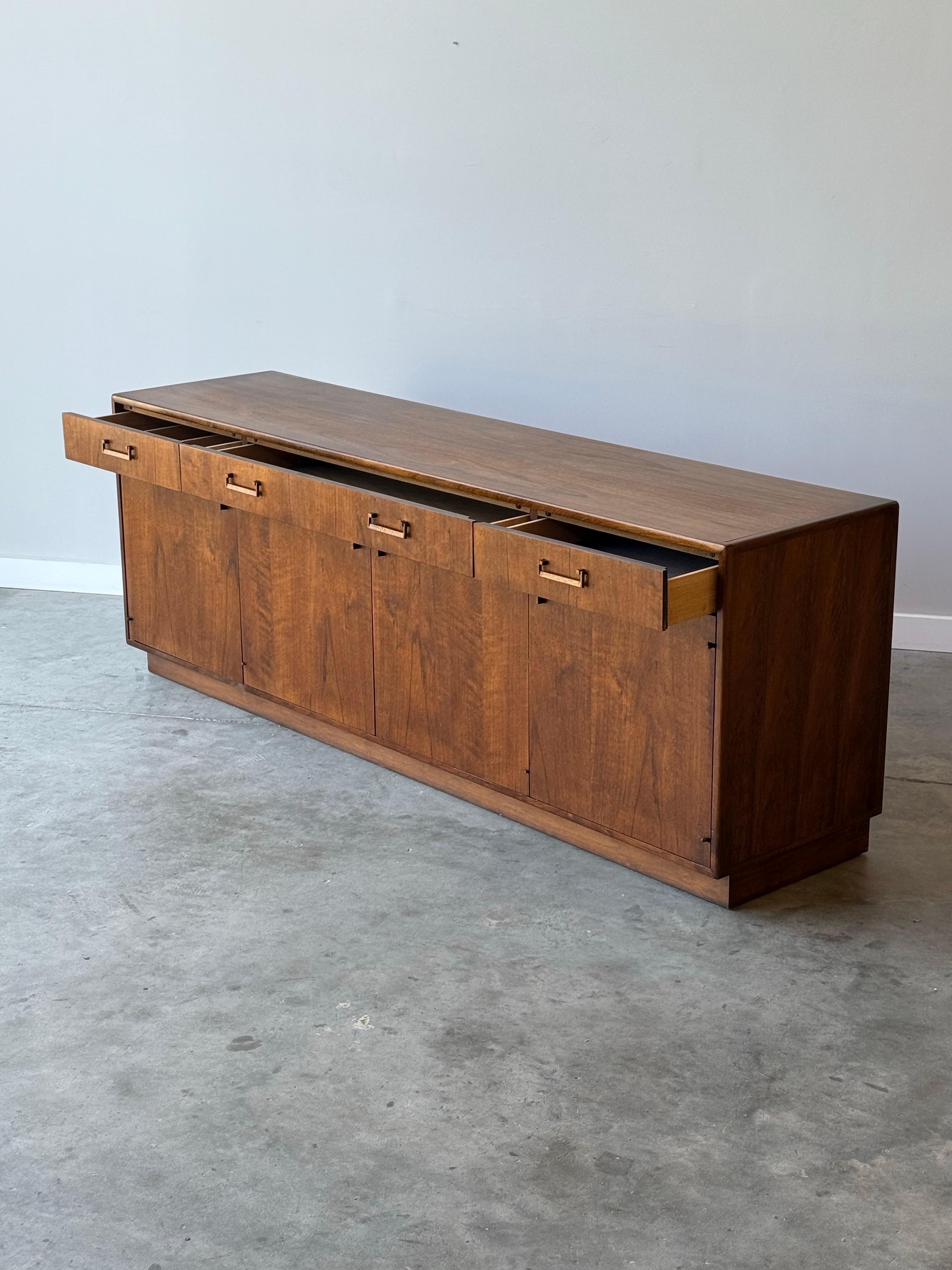 Mid-Century moderno Credenza di metà secolo di Founders in vendita