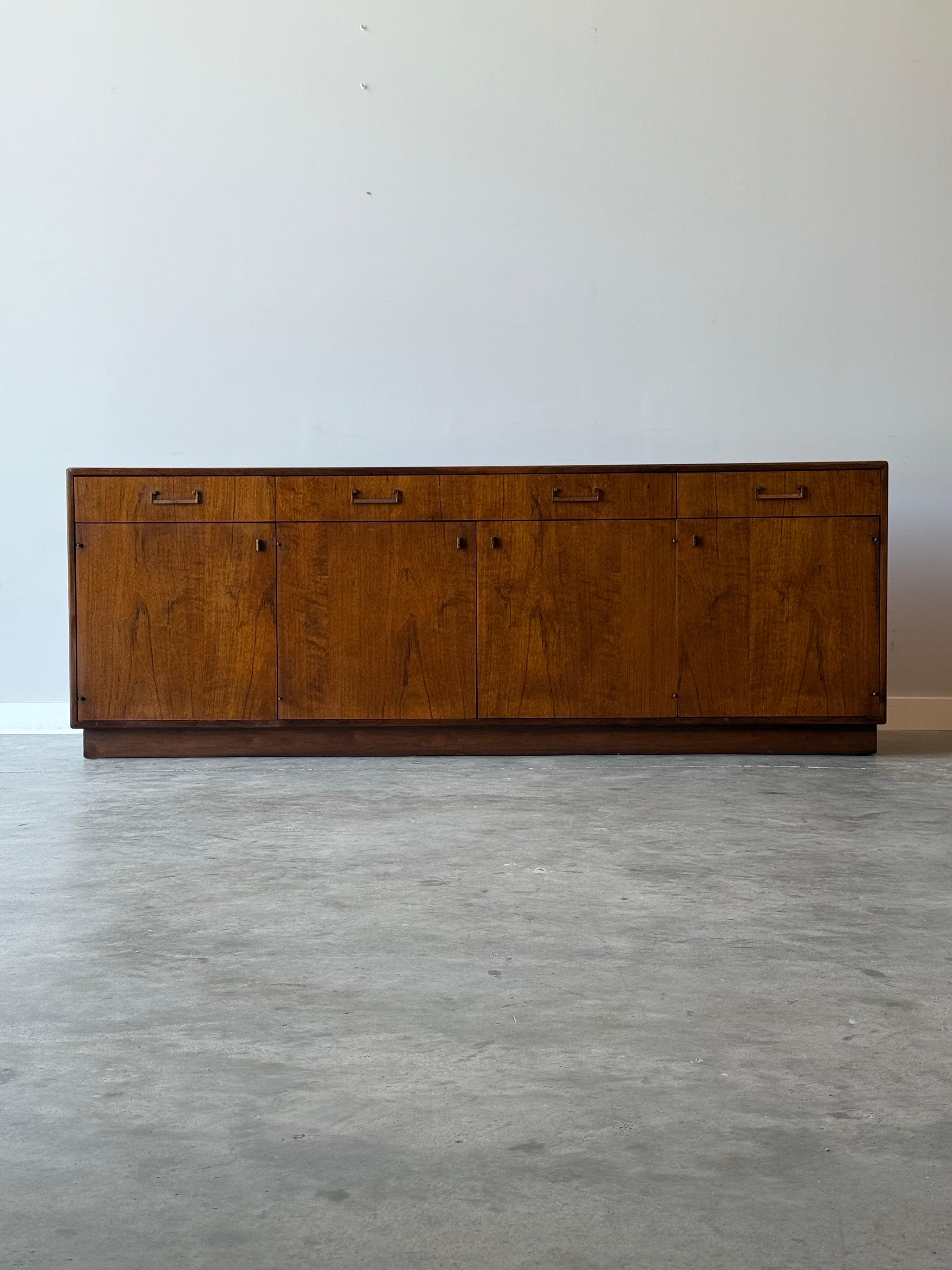 Americano Credenza di metà secolo di Founders in vendita