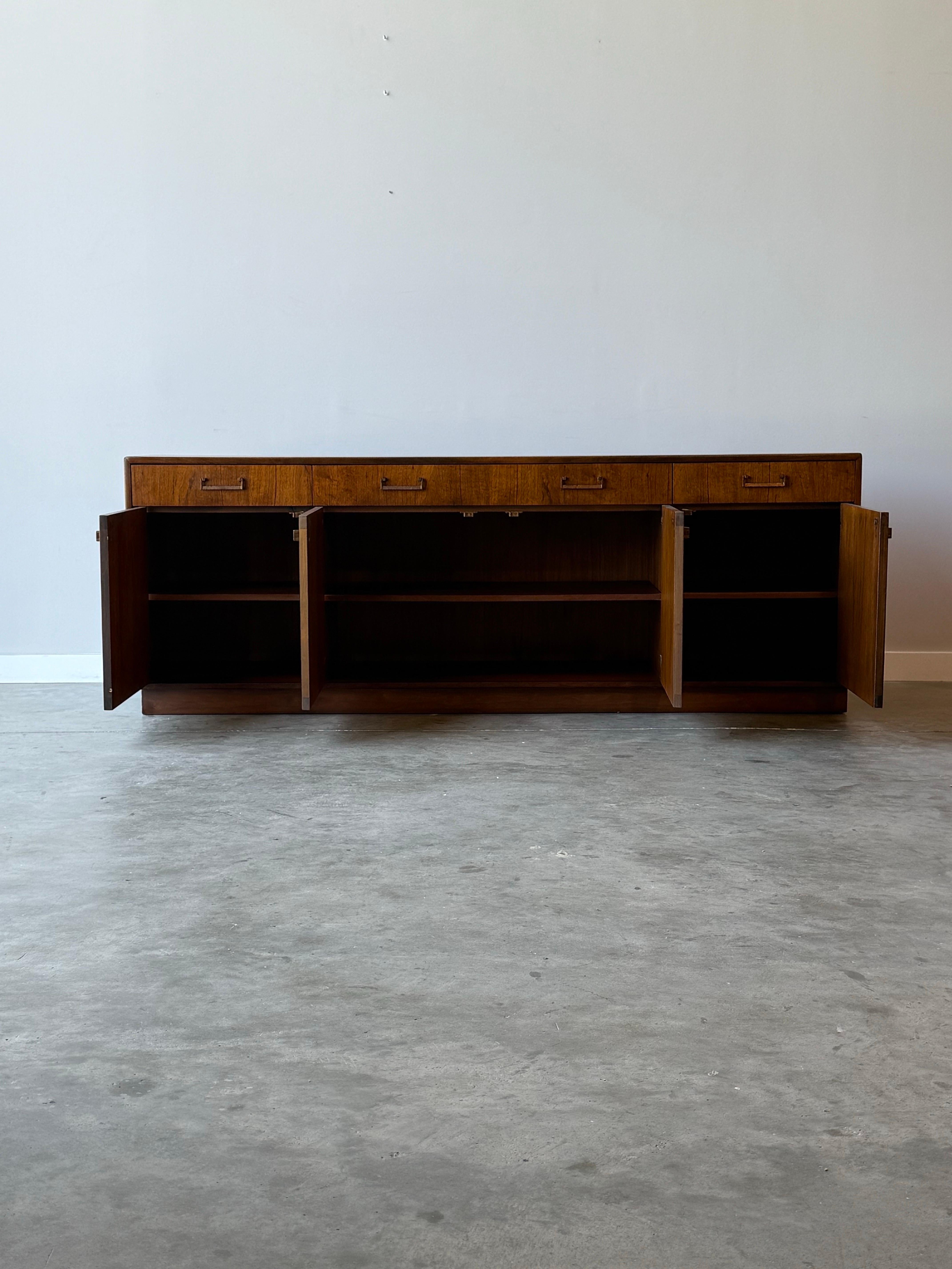 Credenza di metà secolo di Founders In condizioni buone in vendita a Raleigh, NC