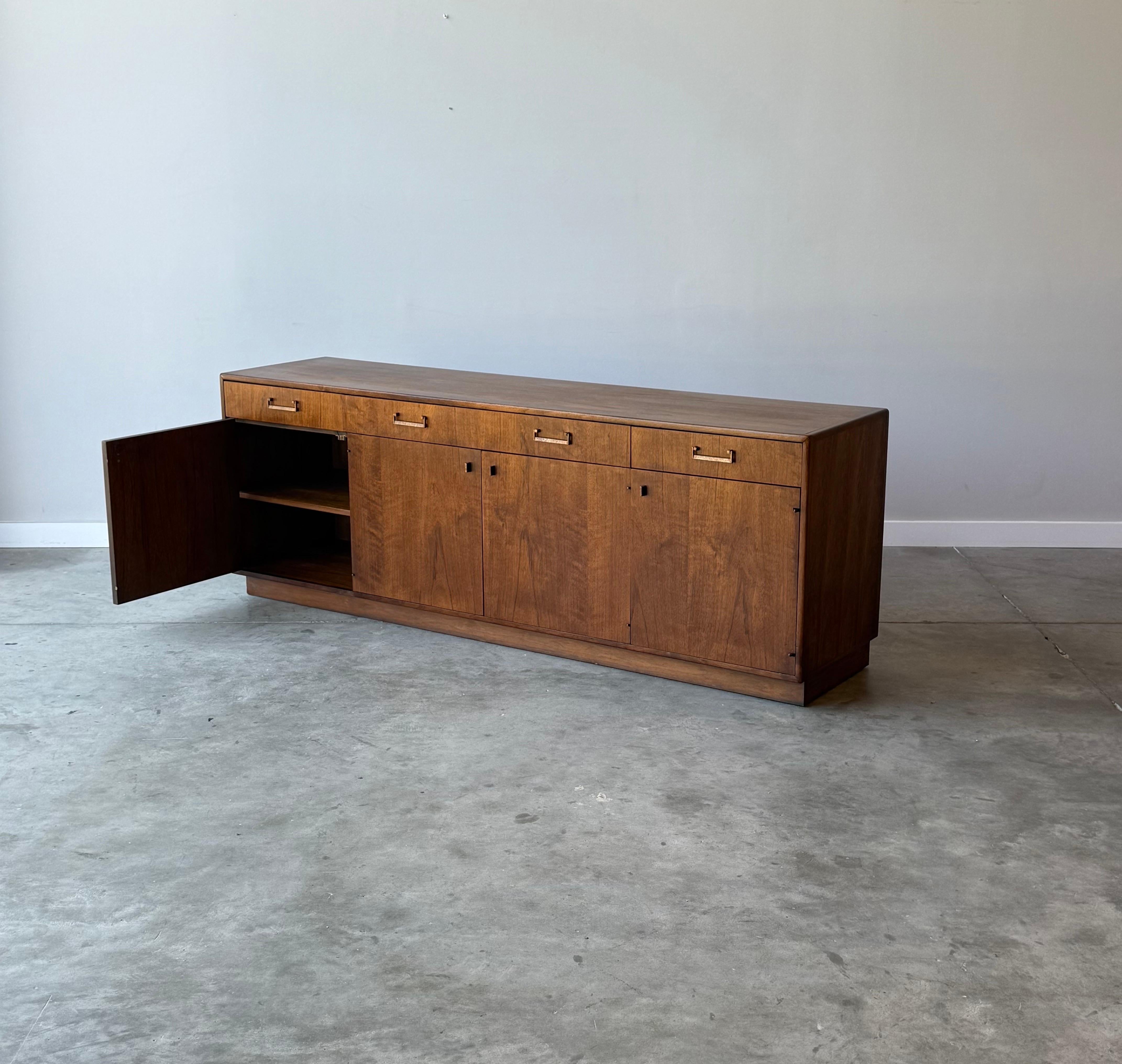 Metà XX secolo Credenza di metà secolo di Founders in vendita