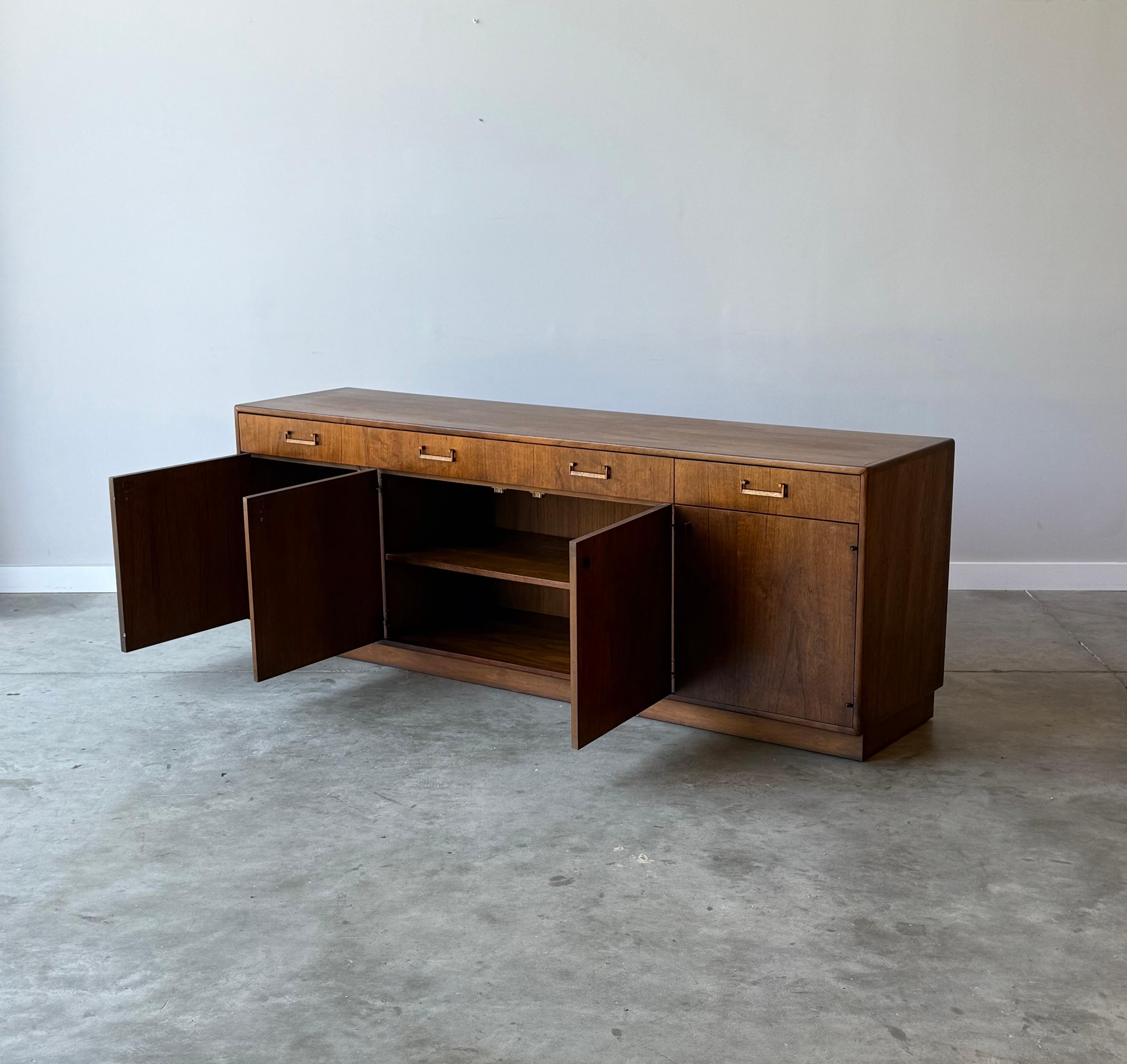 Metallo Credenza di metà secolo di Founders in vendita