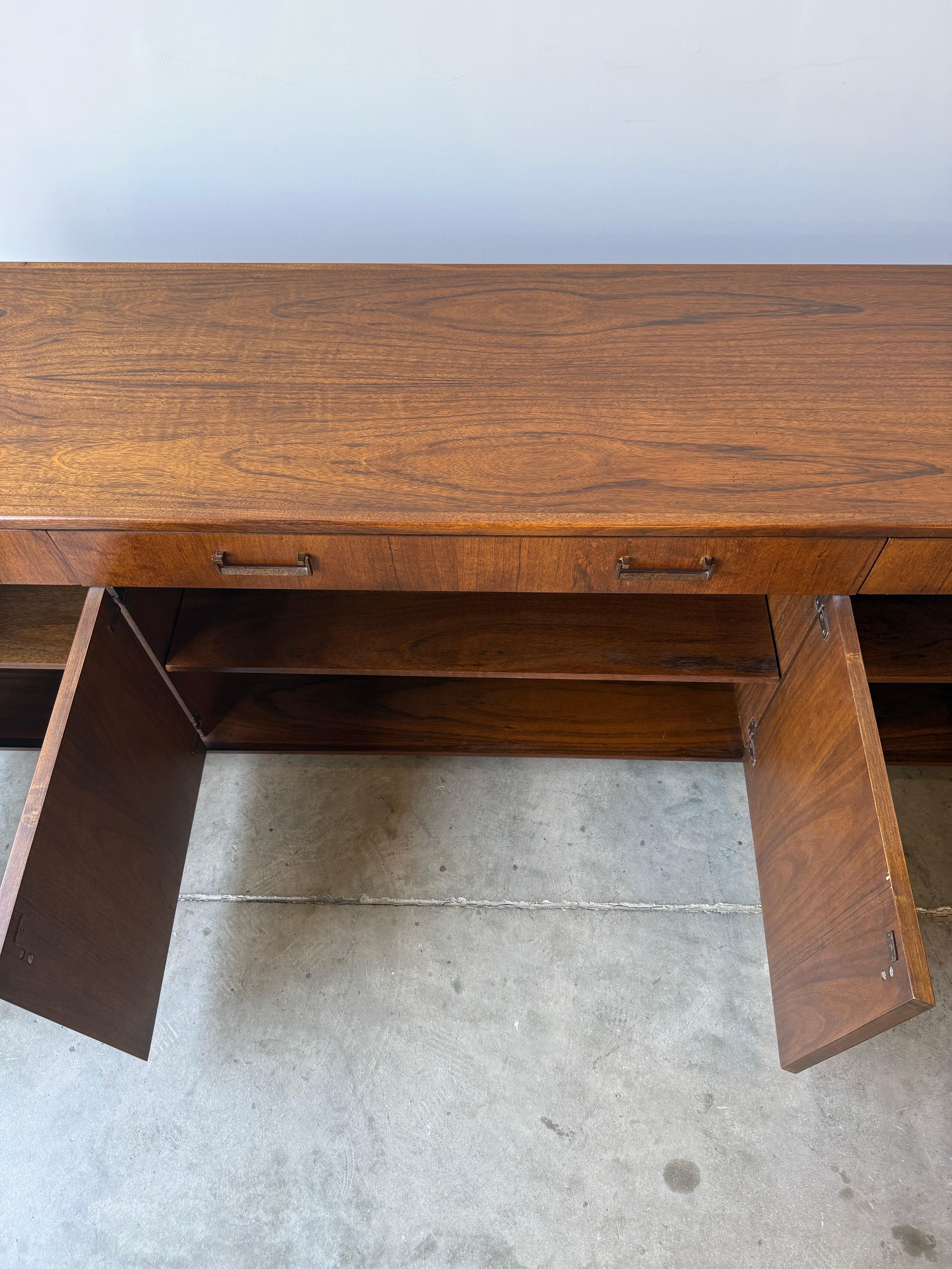 Credenza di metà secolo di Founders in vendita 2