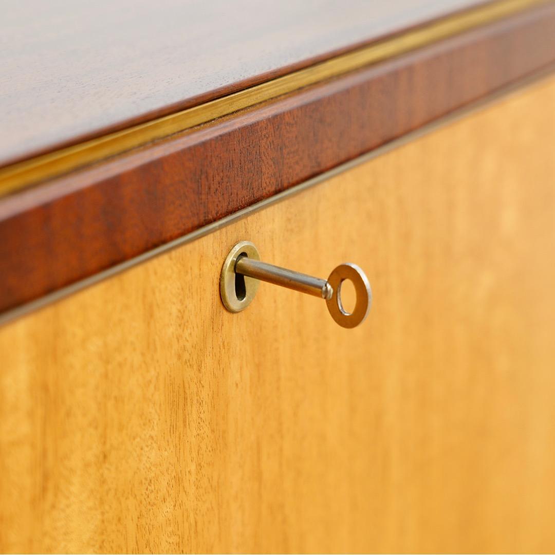 Mid Century Credenza von Greaves & Thomas im Angebot 4