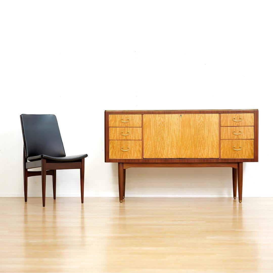 Dieses Vintage-Credenza aus der Mitte des Jahrhunderts wurde in den 1950er Jahren von Greaves & Thomas hergestellt. Ein wundervolles minimalistisches Design und ein ausgezeichnetes Aufbewahrungsmöbel, das in Ahorn und Mahagoni gefertigt wird,