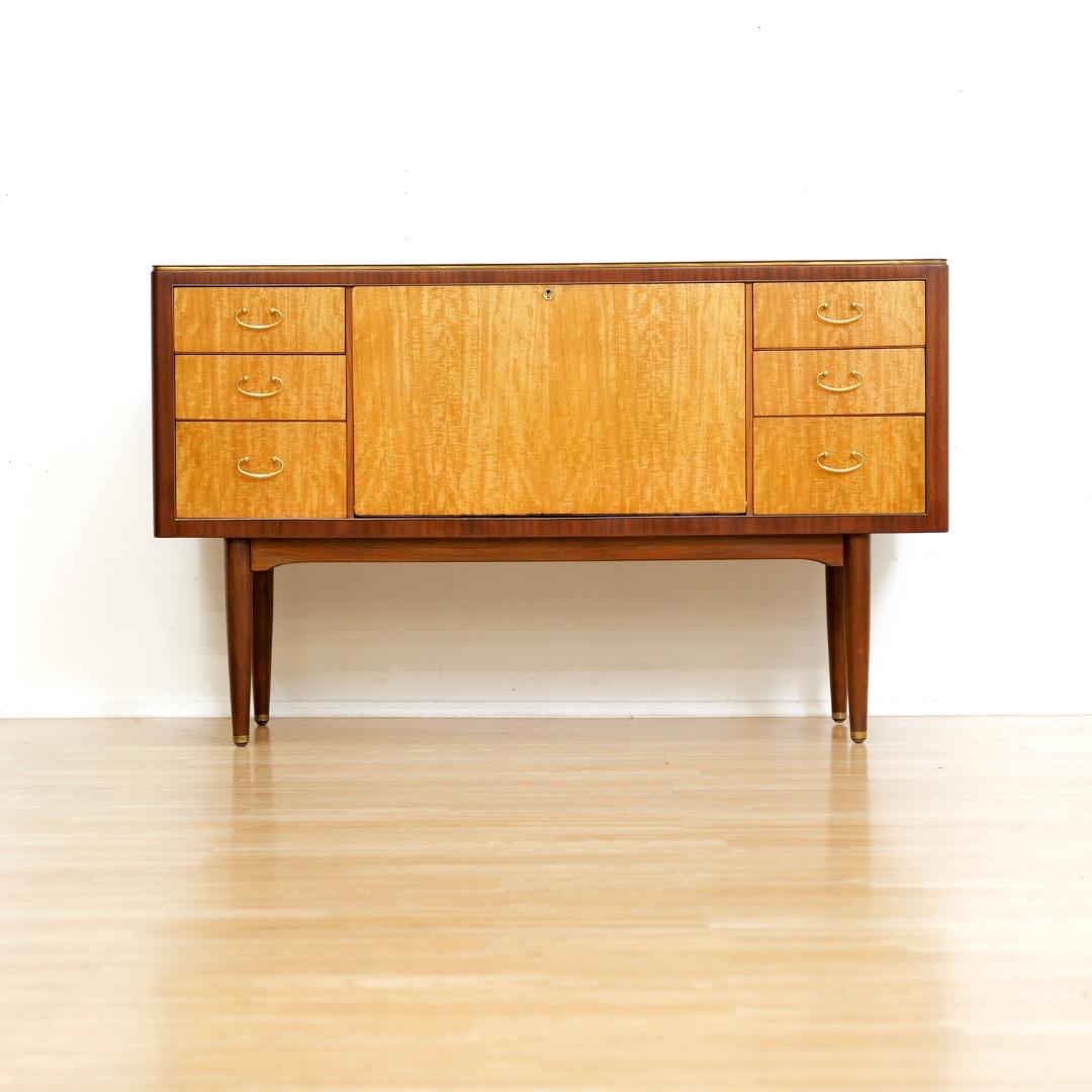 Mid Century Credenza von Greaves & Thomas (Moderne der Mitte des Jahrhunderts) im Angebot