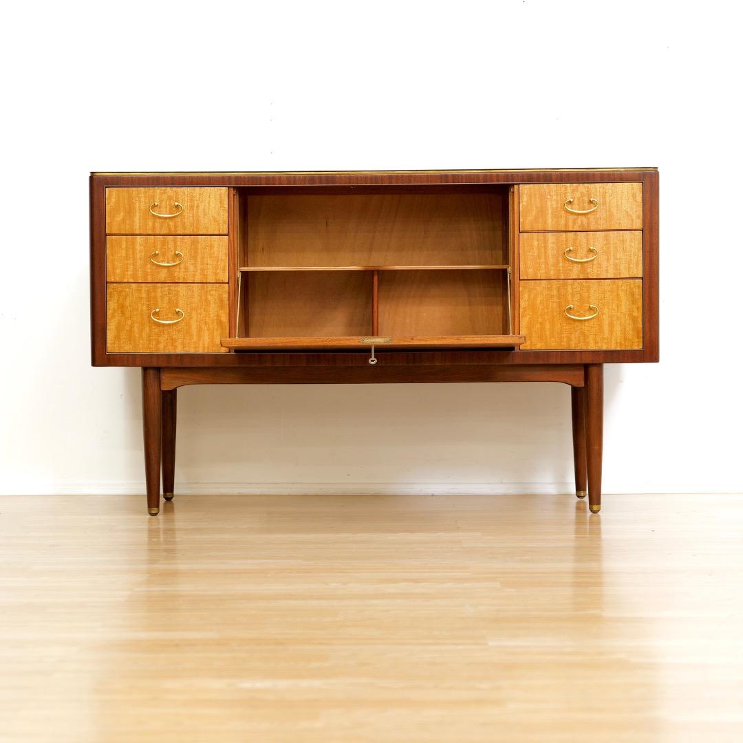 Mid Century Credenza von Greaves & Thomas (Britisch) im Angebot