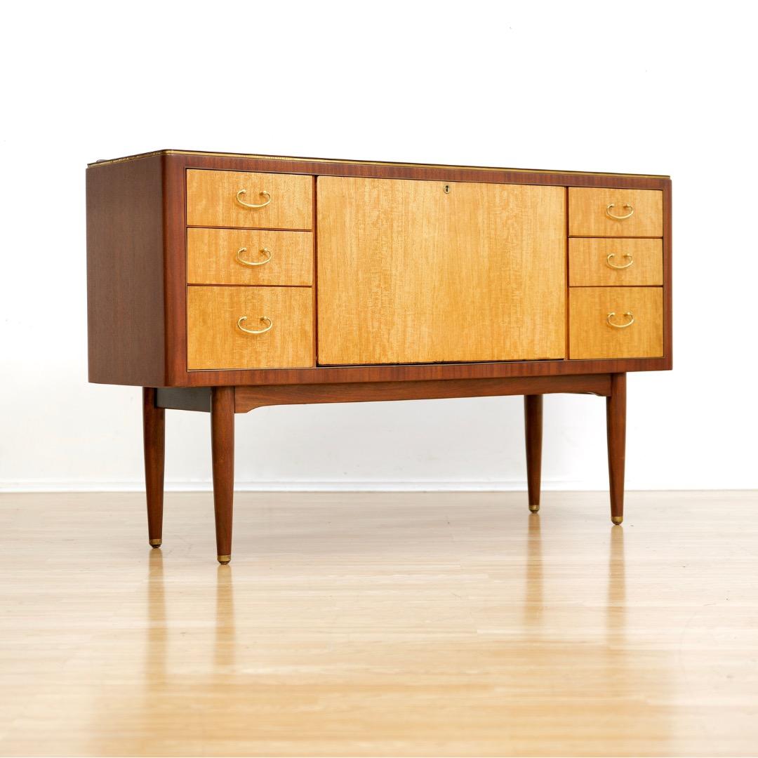 Mid Century Credenza von Greaves & Thomas im Zustand „Hervorragend“ im Angebot in Los Angeles, CA