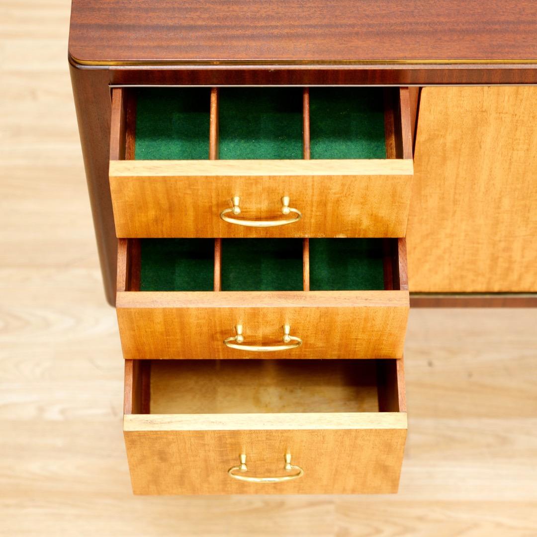 Mid Century Credenza von Greaves & Thomas im Angebot 1