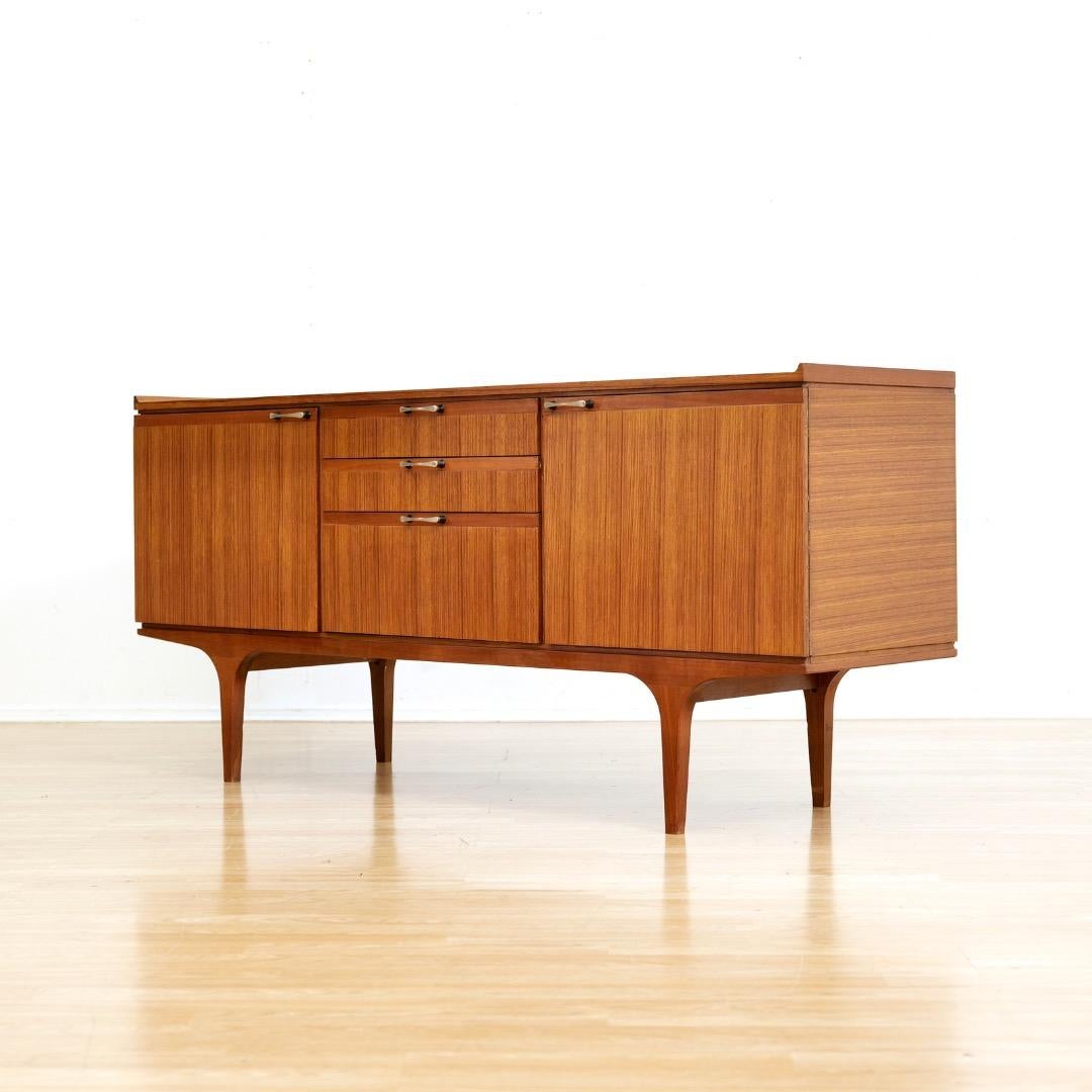 Milieu du XXe siècle Crédence du milieu du siècle par Meredew of Letchworth en vente