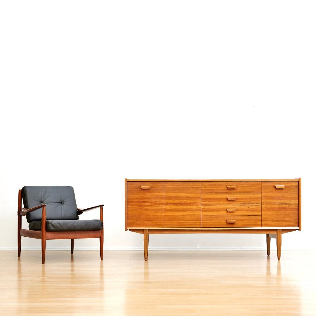 Britannique Crédence du milieu du siècle par Uniflex Furniture en vente