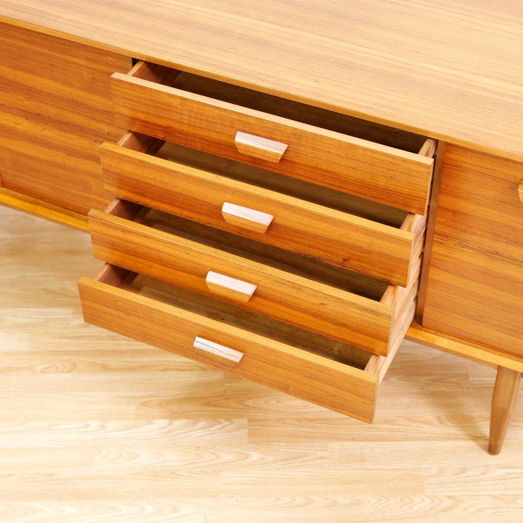 Milieu du XXe siècle Crédence du milieu du siècle par Uniflex Furniture en vente