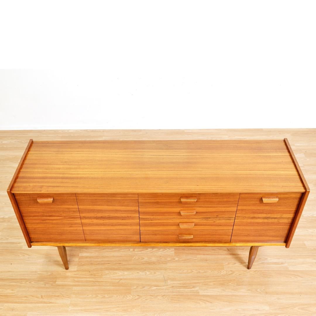 Bois Crédence du milieu du siècle par Uniflex Furniture en vente