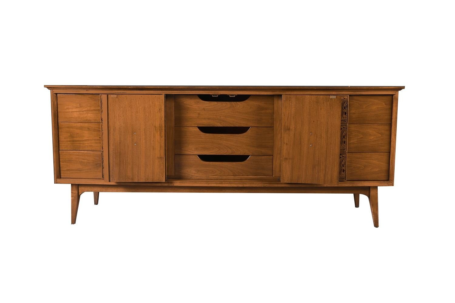 Mid Century Credenza Dresser Bassett Mayan In Good Condition For Sale In Baltimore, MD