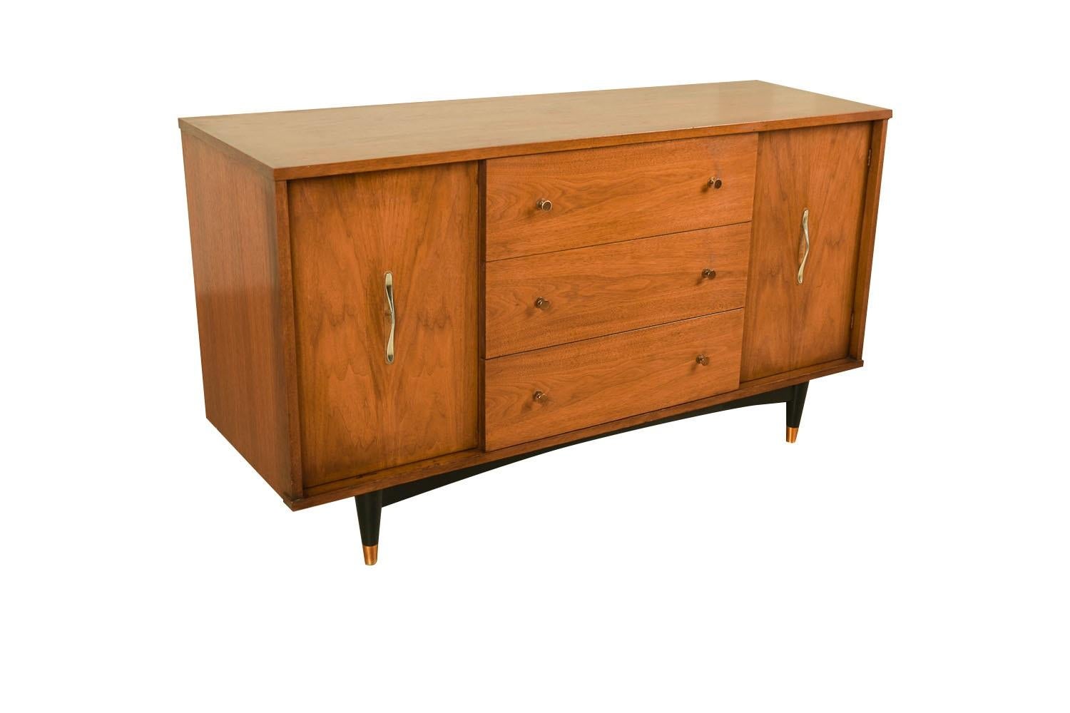 A gorgeous, mid-century, credenza, dresser. Minimalist Danish Modern inspired profile, with exceptional construction and style and adorned with original stylish, sculpted, pulls. Features rectangular top over three center dovetail joinery drawers,