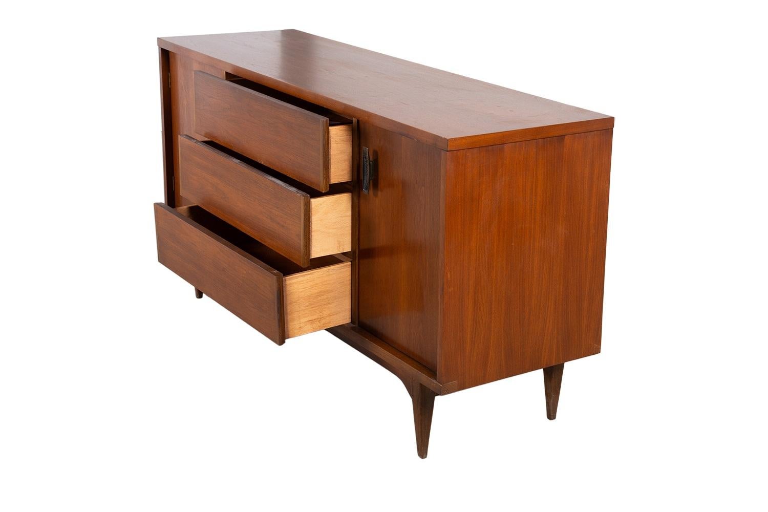 Mid-Century Credenza Dresser Cabinet In Fair Condition For Sale In Baltimore, MD