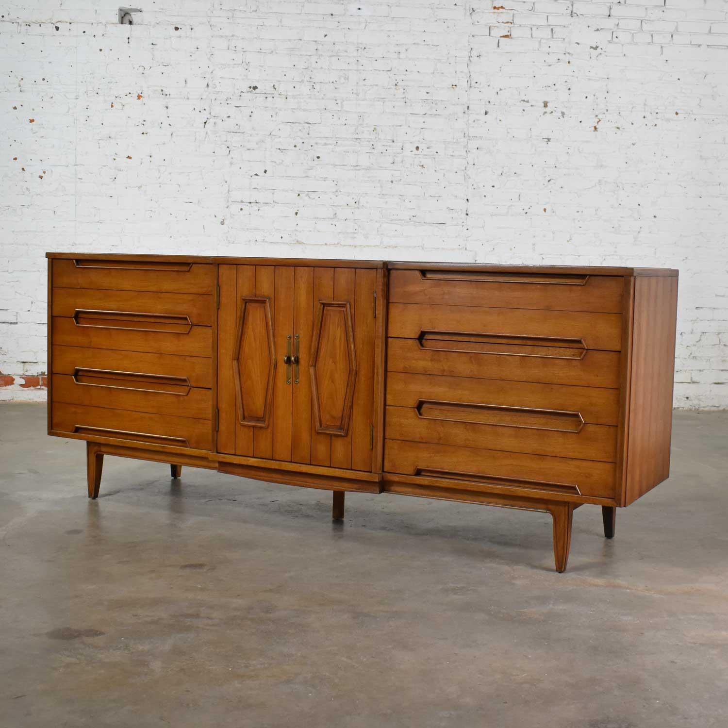 American Midcentury Credenza Dresser with Mirror and Hexagon Paneled Design