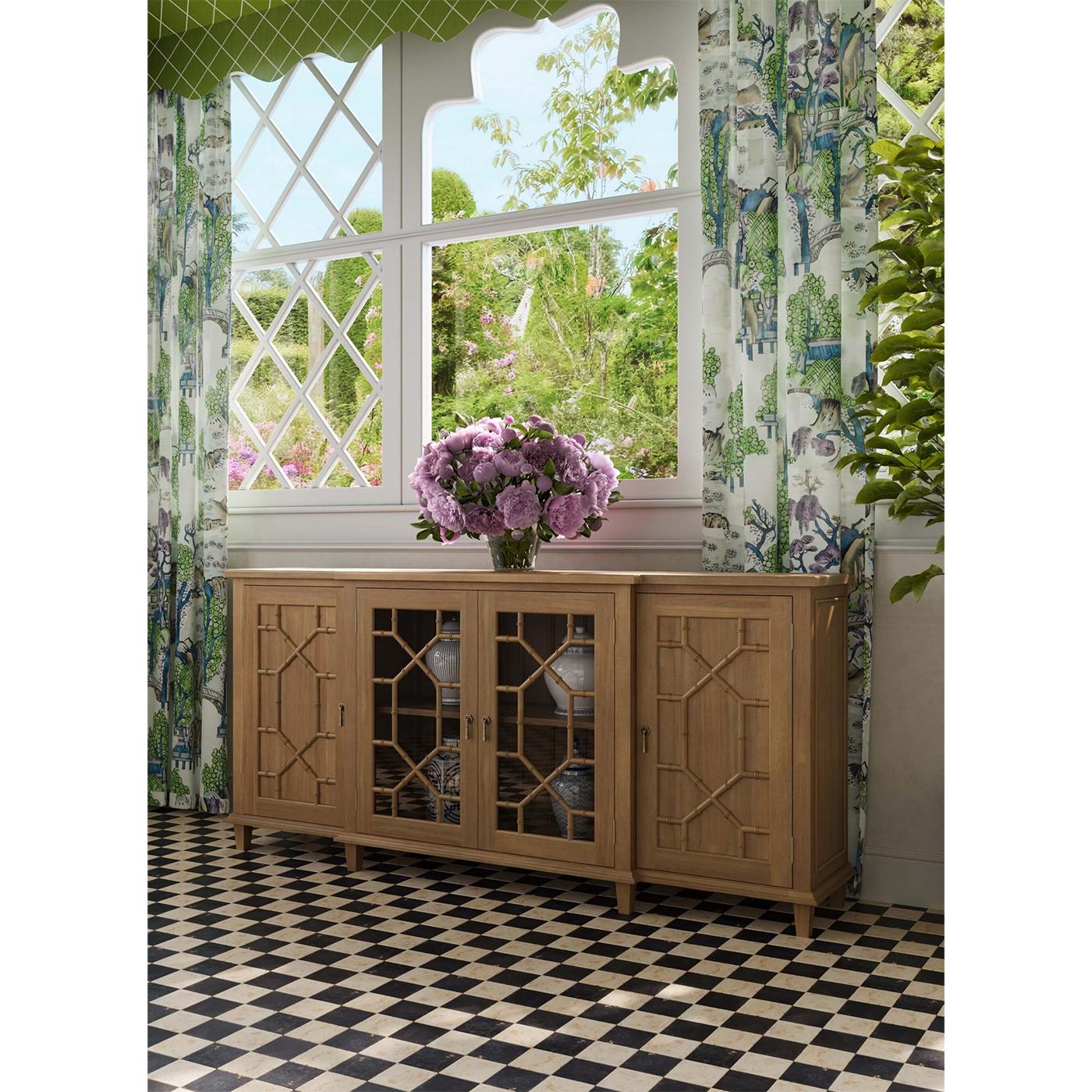 Die perfekte Balance zwischen Stil und Funktionalität, klassischem Regency-Design und moderner Eleganz aus der Mitte des Jahrhunderts macht dieses Möbelstück zu einer atemberaubenden Ergänzung für jede Einrichtung.

Die Kredenz mit gebrochener Front