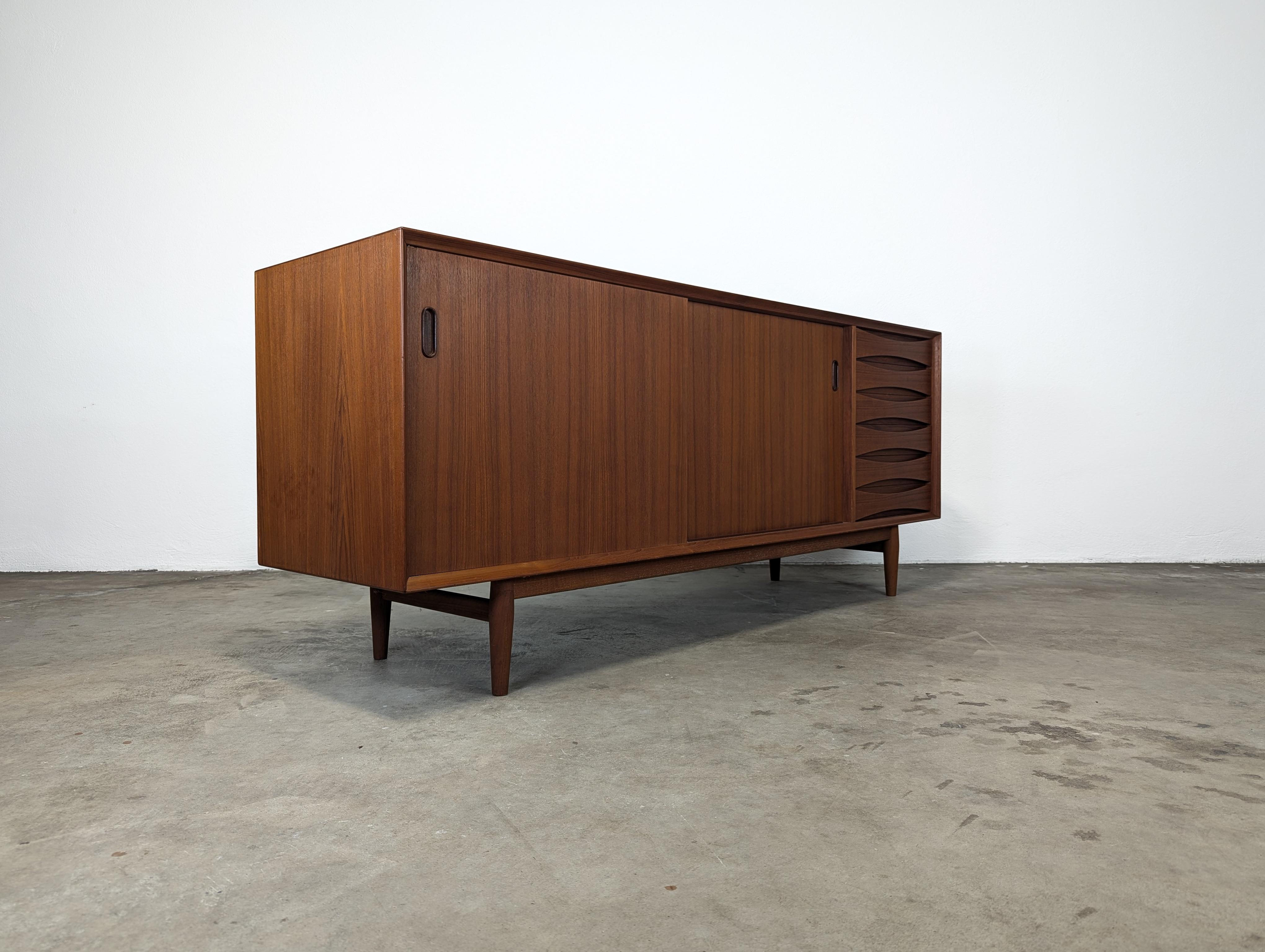 Discover the timeless elegance of this Mid-Century Credenza/Sideboard, Model 29, crafted by the renowned designer Arne Vodder for Sibast Møbelfabrik in the 1950s. This exquisite piece features an original teak finish, beautifully preserved to