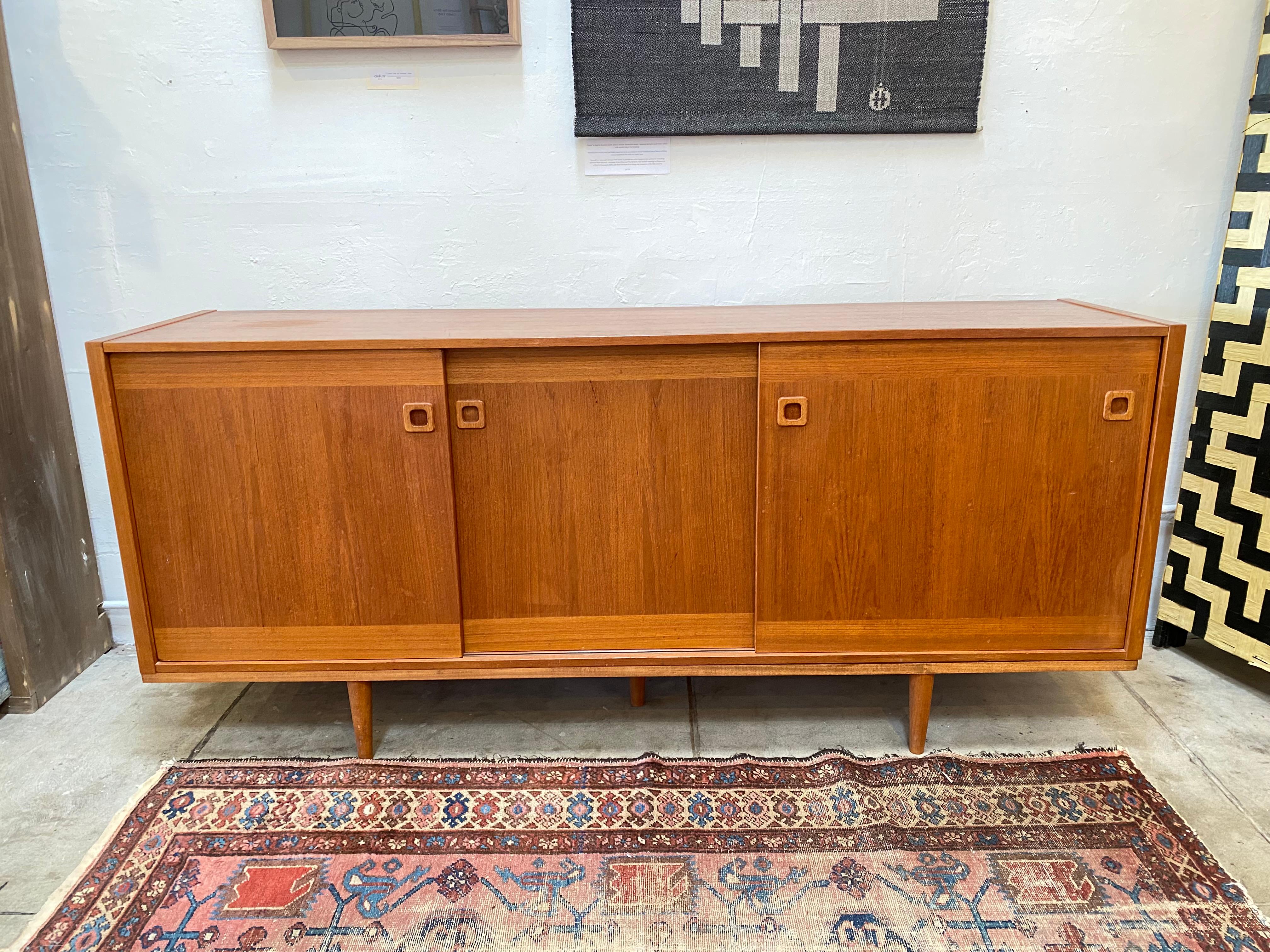 Mid-Century Modern Veneer credenza with 3 sliding doors that open to plenty of storage space. This credenza is in good vintage condition with normal wear consistent with age and use. 

Dimensions: 71
