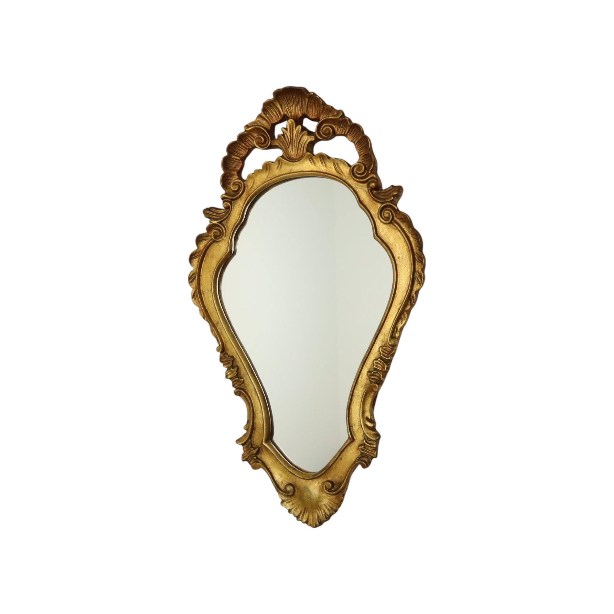 Specchio a cimiero di metà secolo con cornice classica dorata in resina, stile Hollywood Regency, Francia, seconda metà del XX secolo.

Questo specchio d'epoca ha una bella patina d'epoca, la cornice è decorata in alto e in basso con foglie