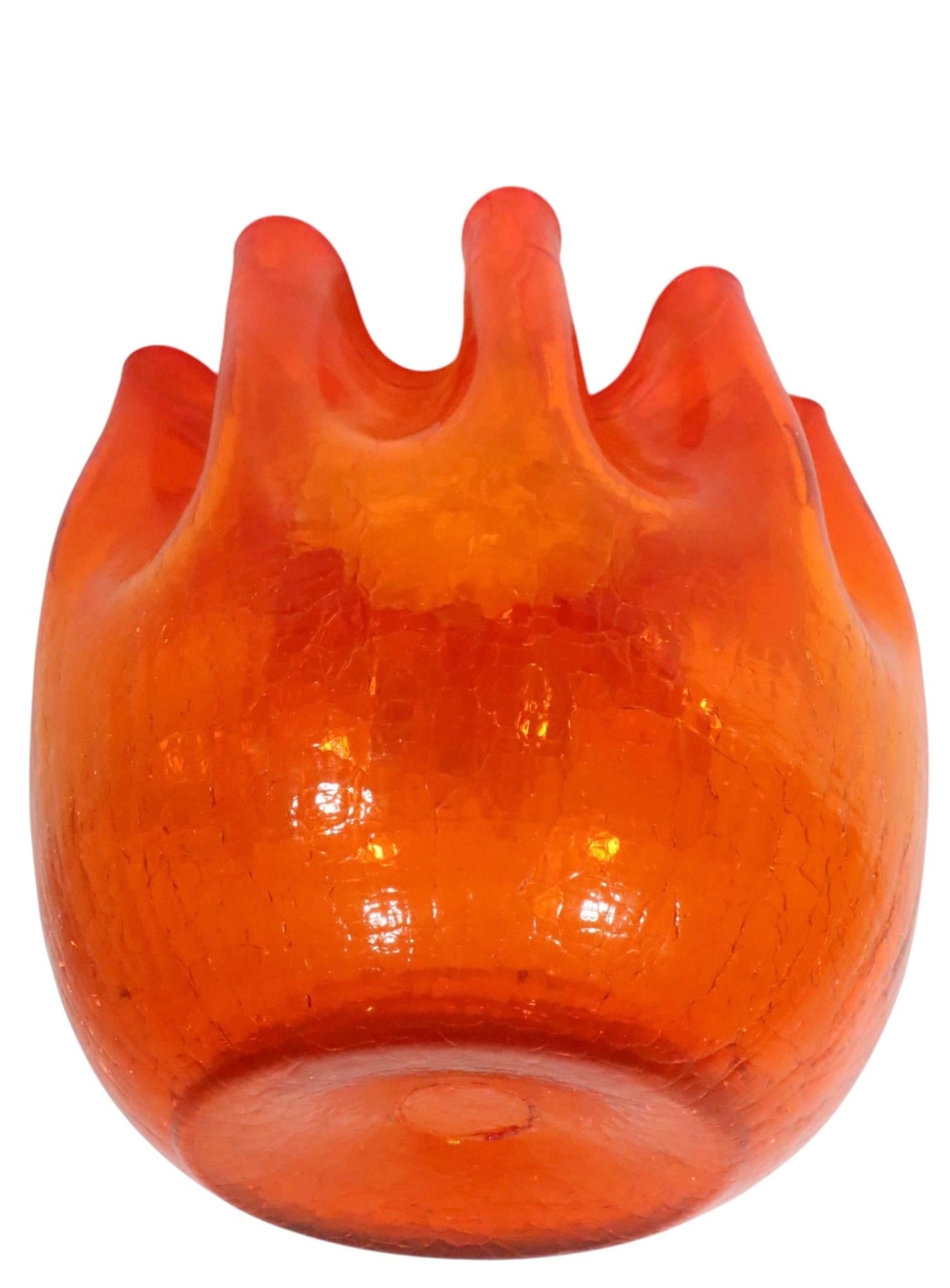 Mid Century Crimped Edge Crackle Glass Vase att. to Winslow Anderson for Blenko Moderno de mediados de siglo en venta