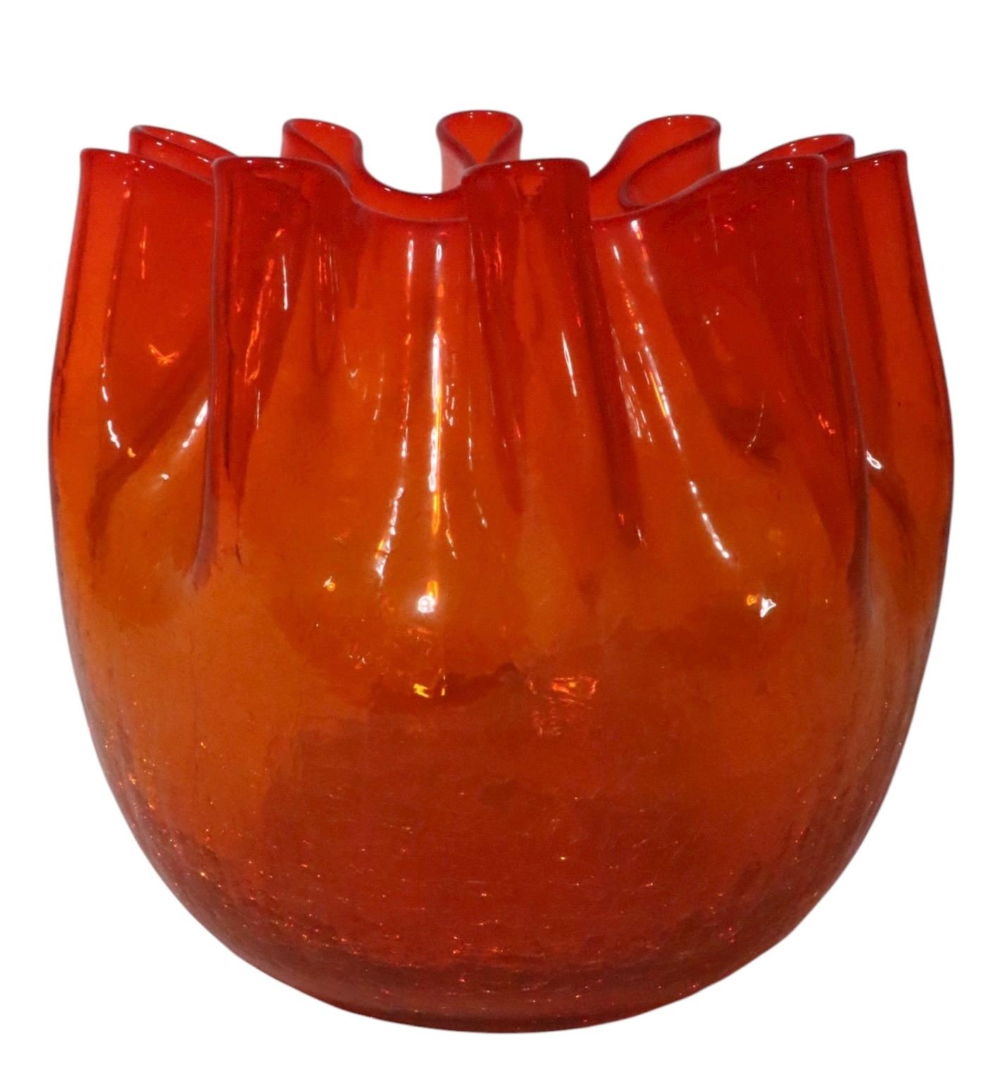 Mid Century Crimped Edge Crackle Glass Vase att. to Winslow Anderson for Blenko siglo XX en venta