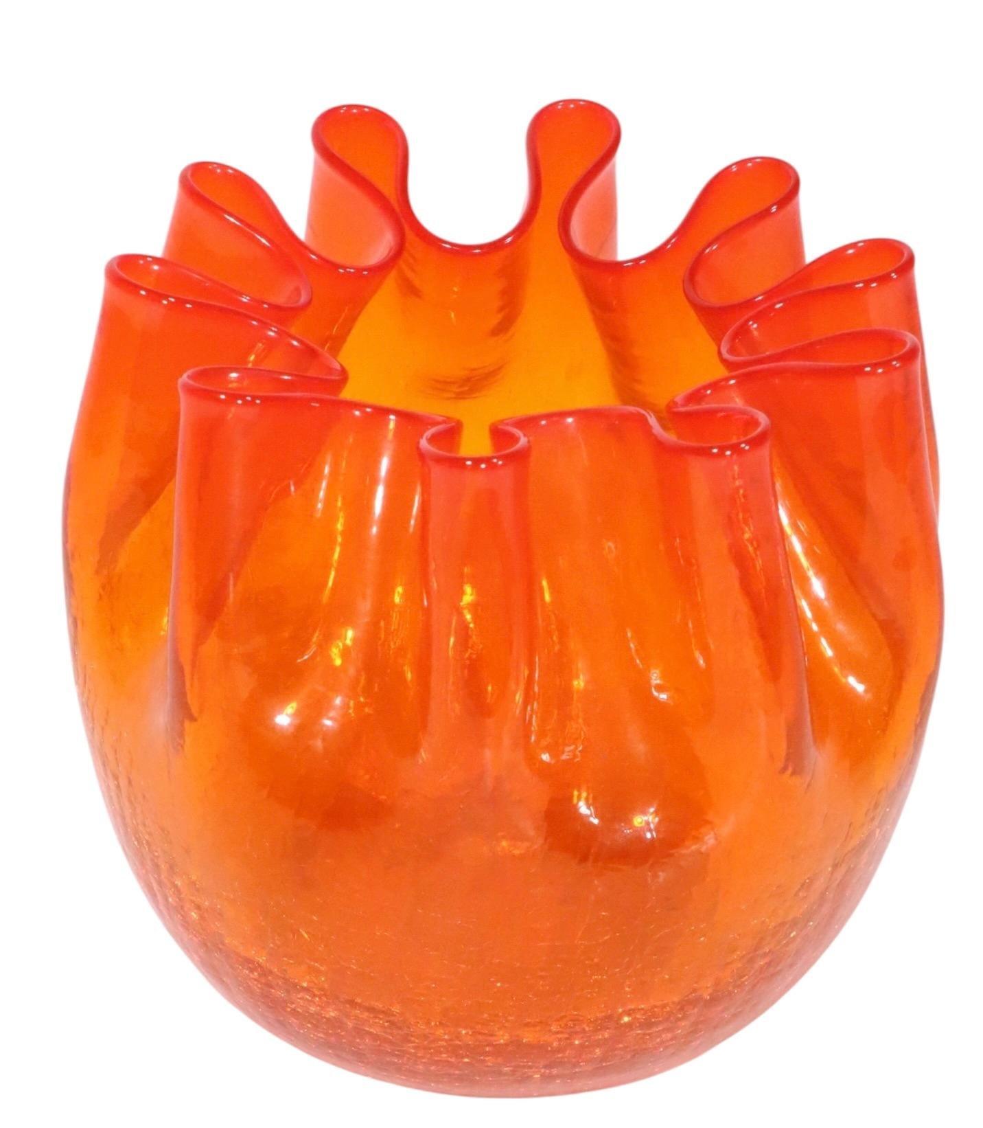 Mid Century Crimped Edge Crackle Glass Vase att. to Winslow Anderson for Blenko Vidrio en venta