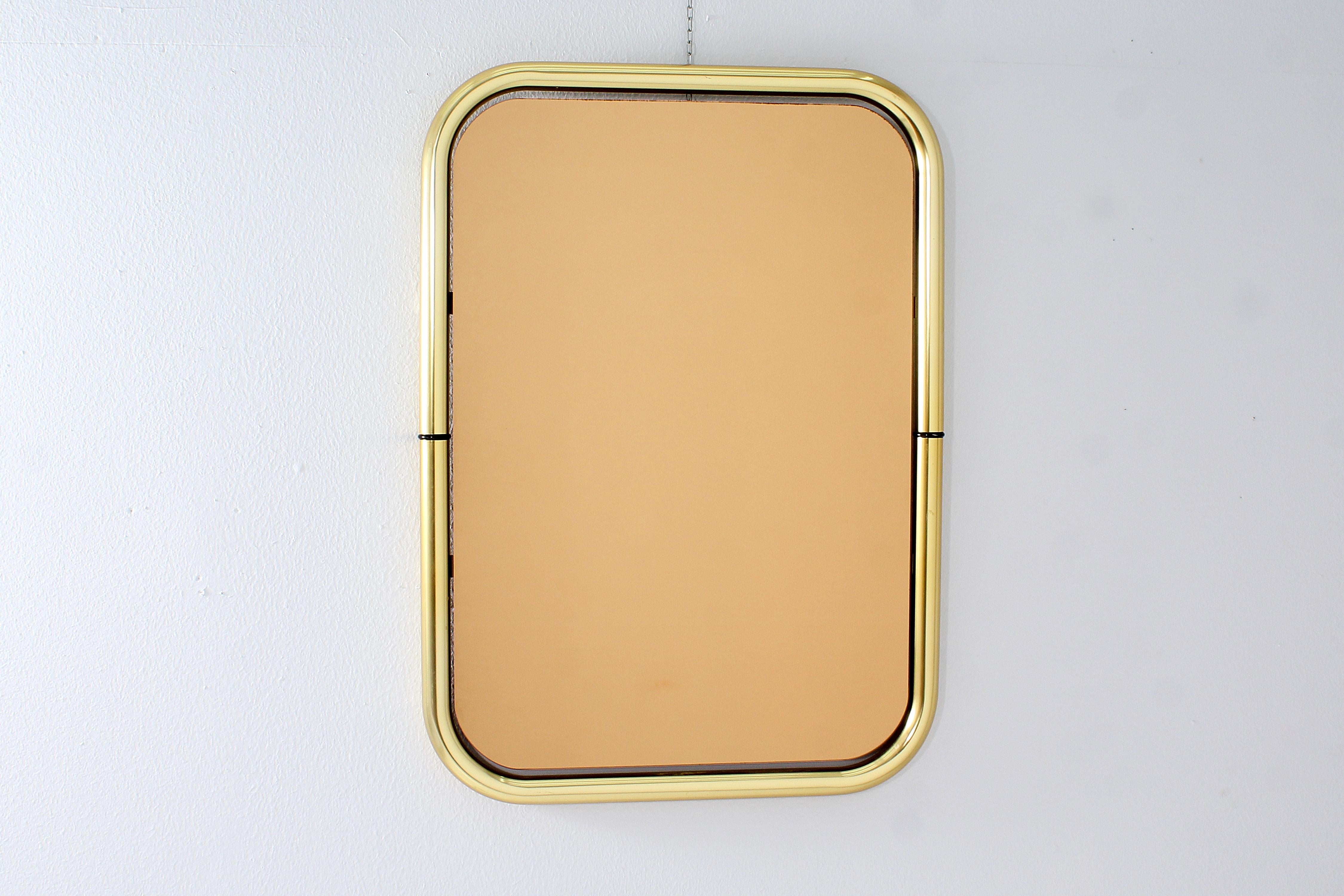 Very elegant rectangular wall mirror in solid brass and pink glass, designed and produced in Italy in the 1970s by Cristal Art Torino.
Wear consistent with age and use.