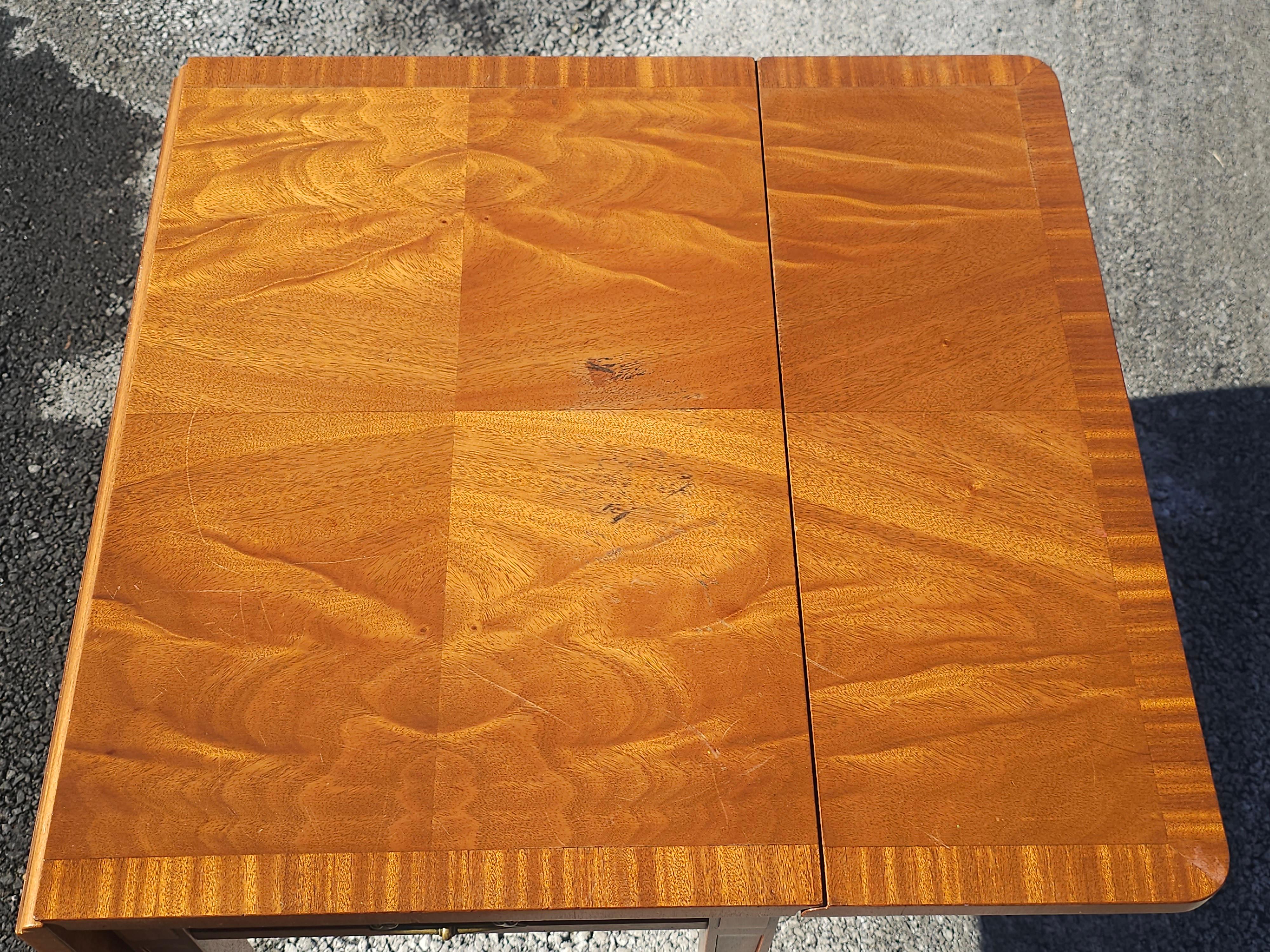 Mid Century Cross-Banded Crotched Mahogany Pembroke  Rolling Side Table For Sale 3