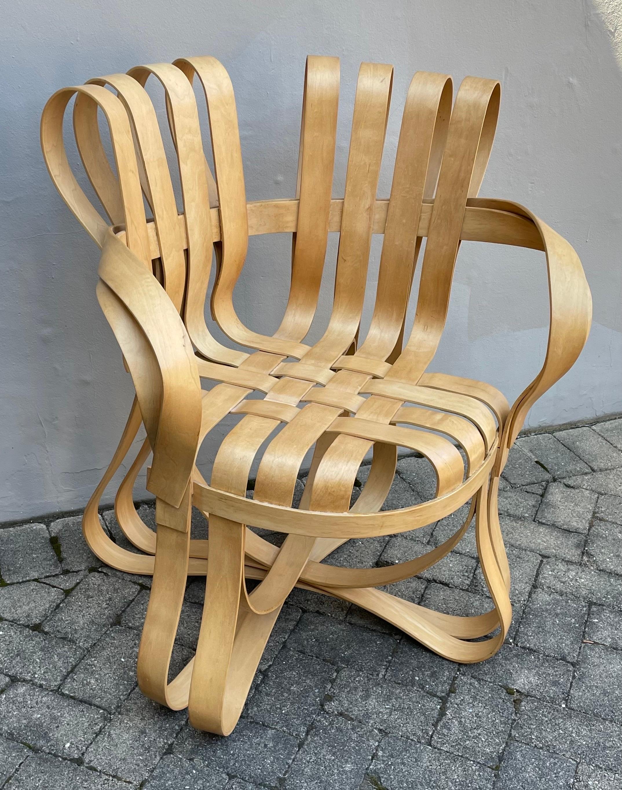 Inspiré par les caisses de pommes sur lesquelles il jouait lorsqu'il était enfant, l'architecte Frank Gehry, lauréat du prix Pritzker, a créé le design en forme de ruban de la chaise Cross Check avec des bandes d'érable entrelacées. Le design