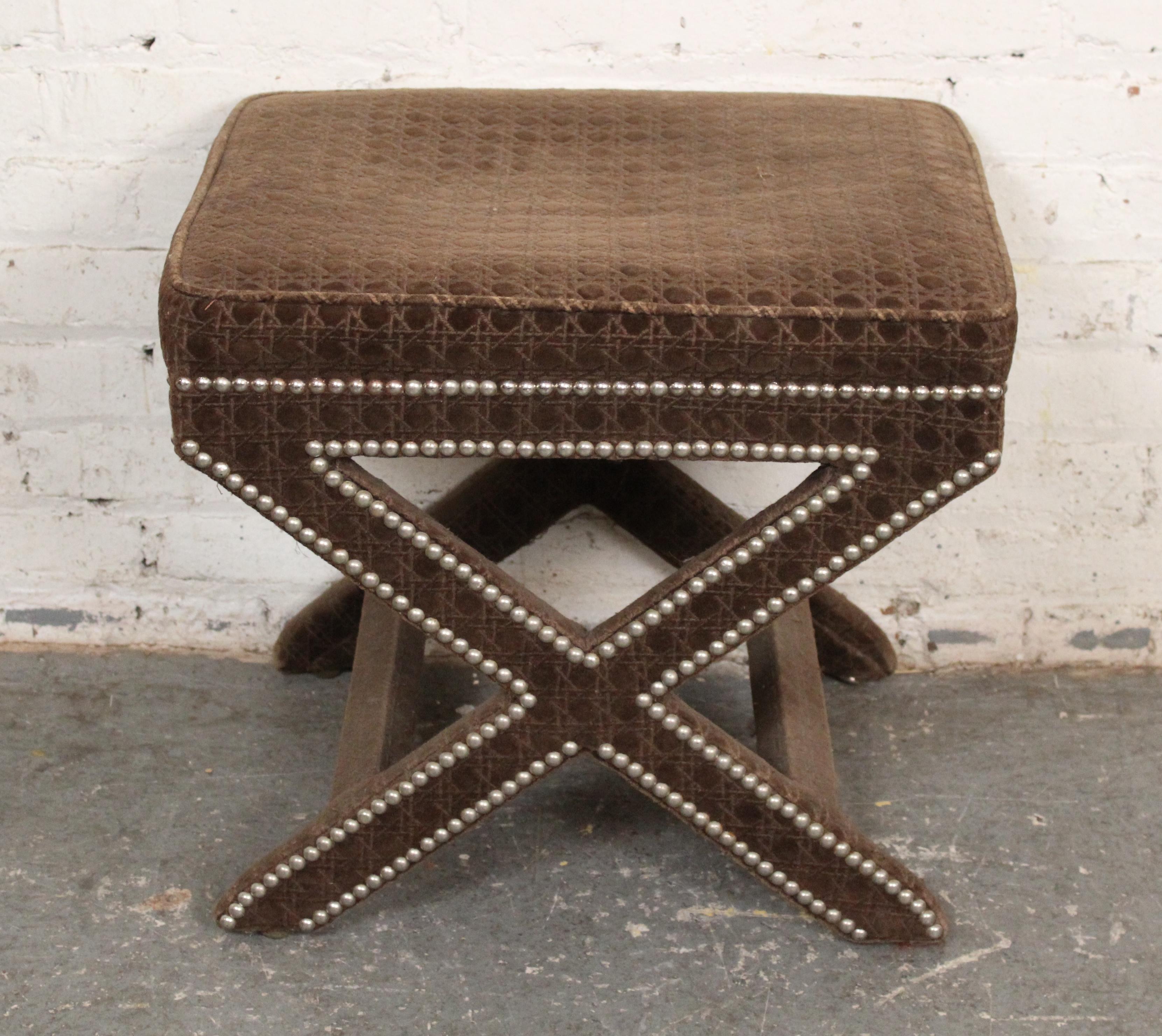 Tabouret de pied simple avec une structure en X recouverte d'un tissu de velours vintage et garnie de têtes de clous. Ce design classique du milieu du siècle est toujours parfait pour votre maison moderne.
Veuillez confirmer le lieu NY ou NJ