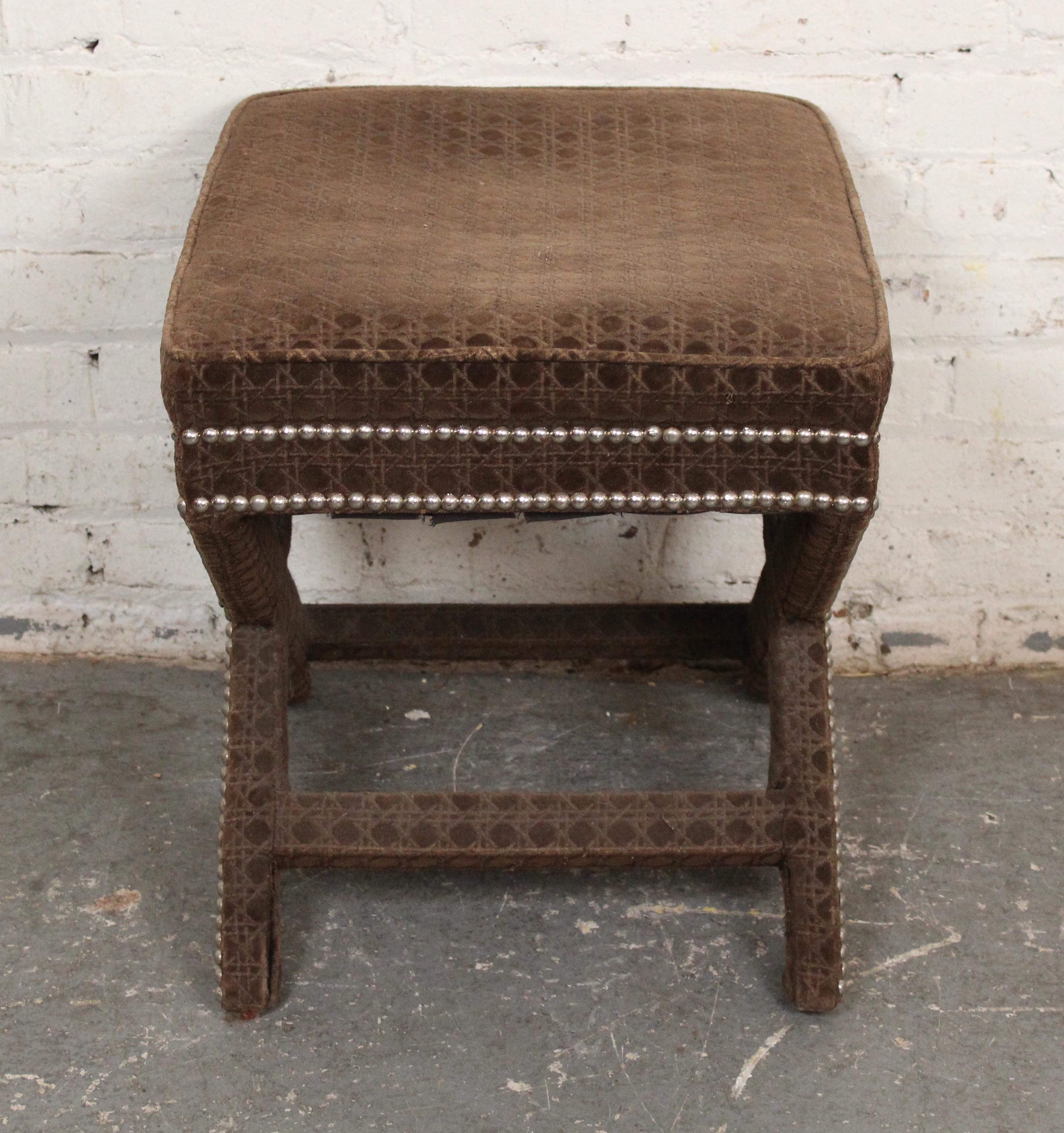 Mid-Century Modern Tabouret à pieds croisés Mid-Century en vente