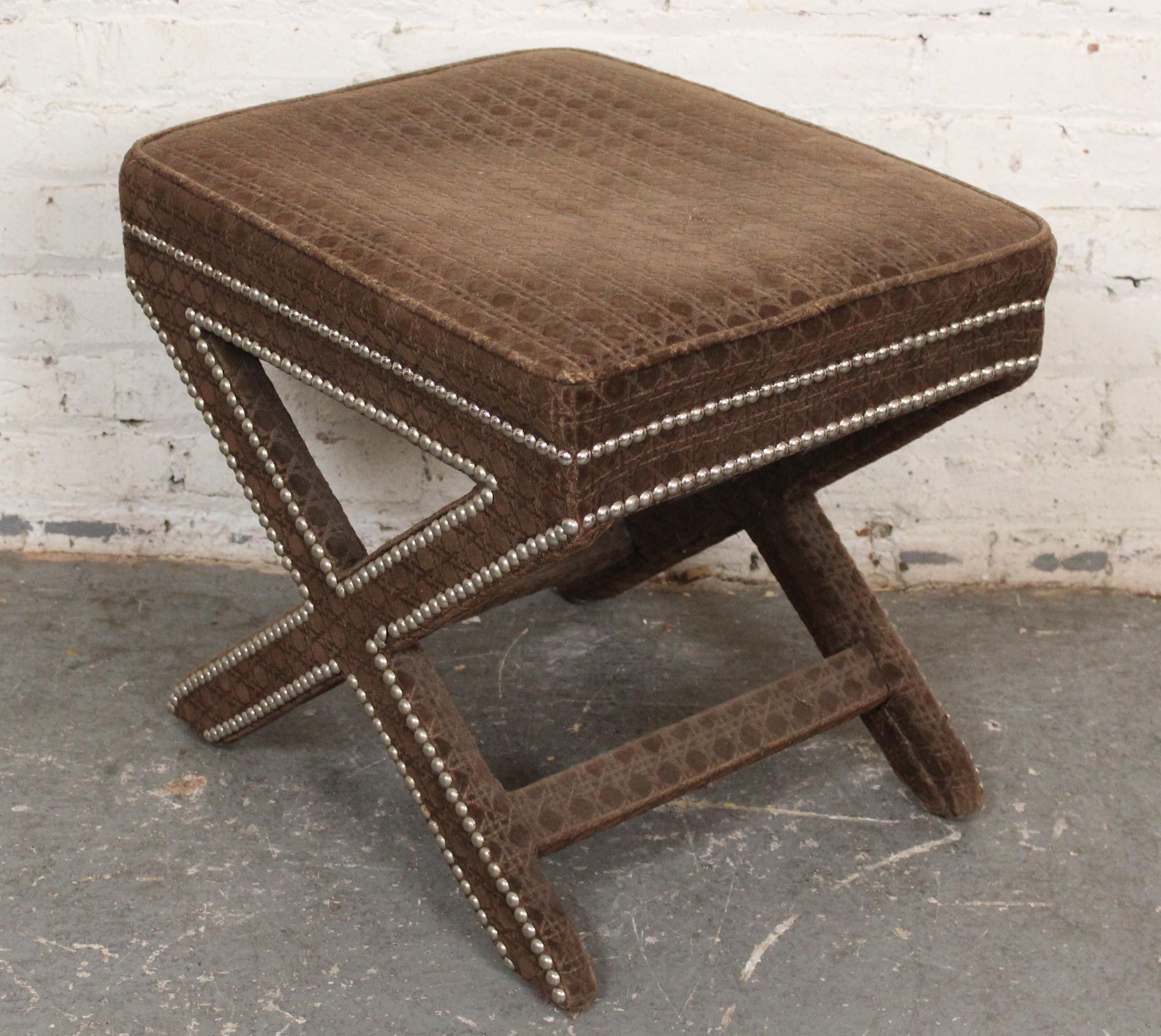Tabouret à pieds croisés Mid-Century État moyen - En vente à Brooklyn, NY