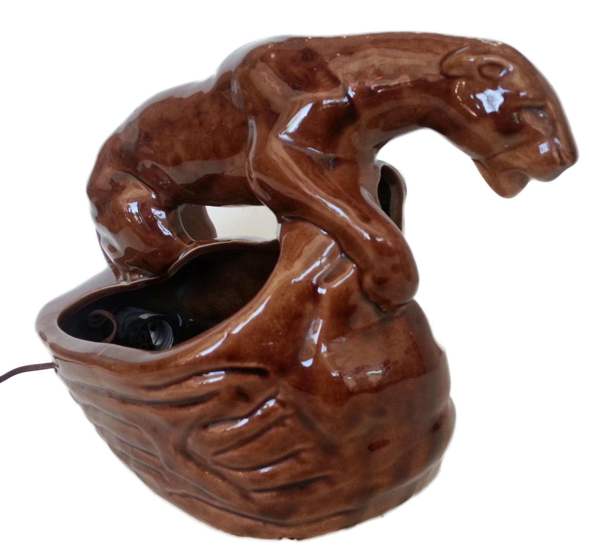 Les lampes TV sont un type de décoration intérieure vintage particulièrement emblématique. Fabriquées principalement dans les années 1950 et au début des années 1960, ces petites lampes étaient conçues pour être posées sur le téléviseur et éclairer