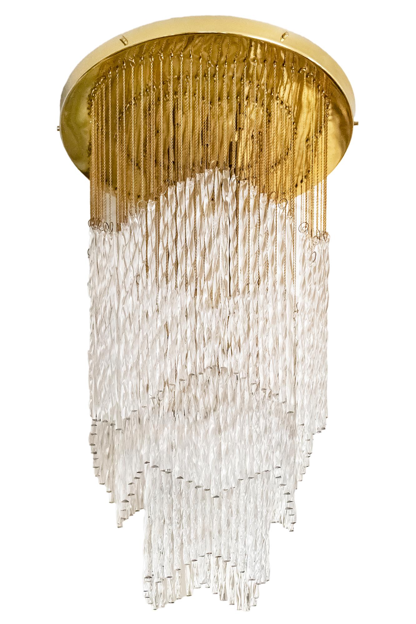 Il lampadario Mid-Century è composto da una base da soffitto in ottone con dettagli in cristallo trasparente realizzati a mano e fissati su catene.
Portalampada/supporti: Tipo E27, 5 pezzi (le lampadine non sono incluse).
Condizioni vintage molto
