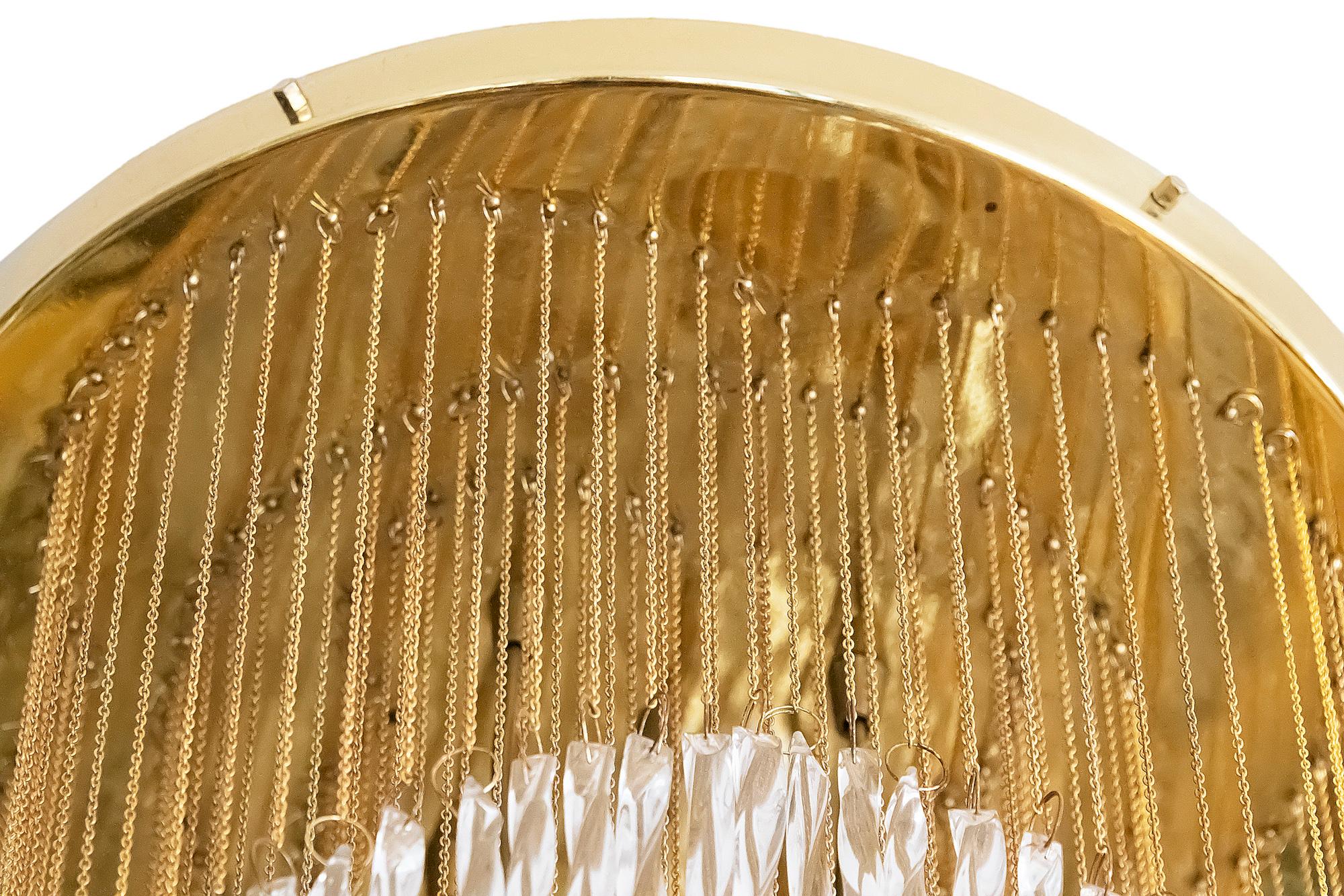 Ottone Lampadario in cristallo e ottone di metà secolo in vendita