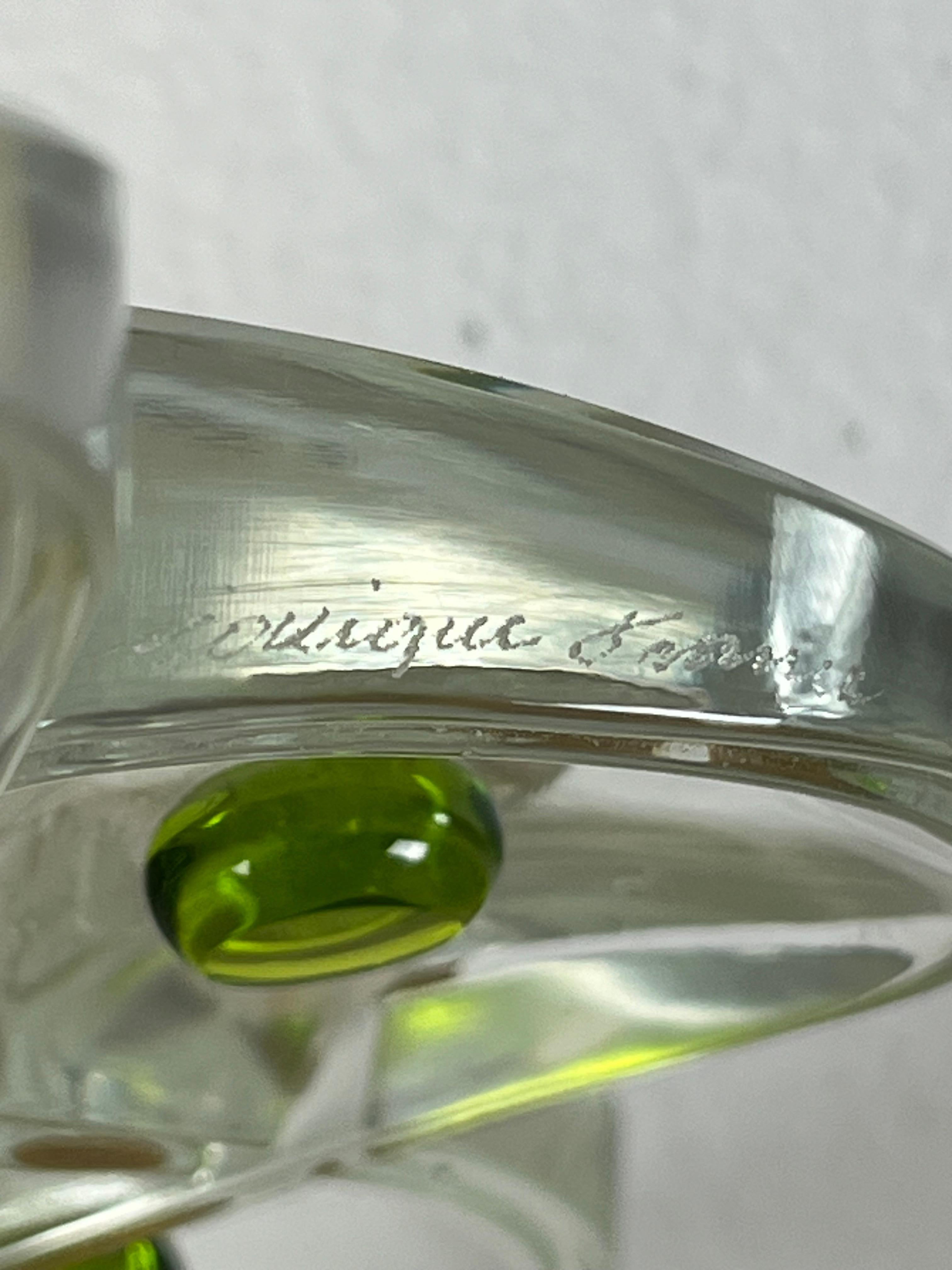Miroir de table en cristal et laiton du milieu du siècle, Lalique 1960s
Intacte et en bon état, marque de fabrique gravée sur le cristal.