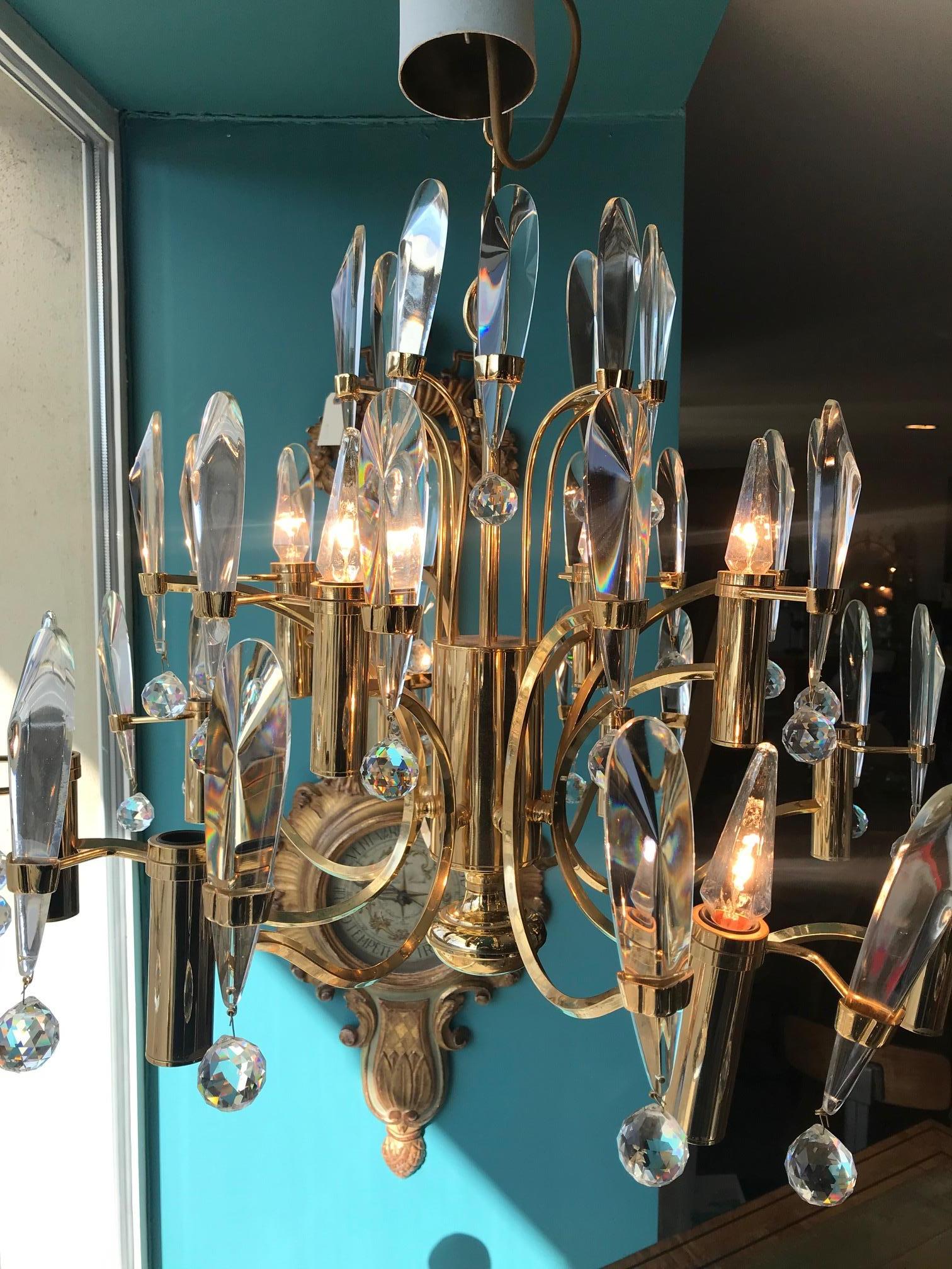 Exceptional 20th century crystal and gilded brass chandelier by the italian designer Gaetano Scoliari from the 1970s.
Twelves Boheme candle lights, very original shape. crystal drops laid on brass pipes.
Each crystal pieces could be removed for