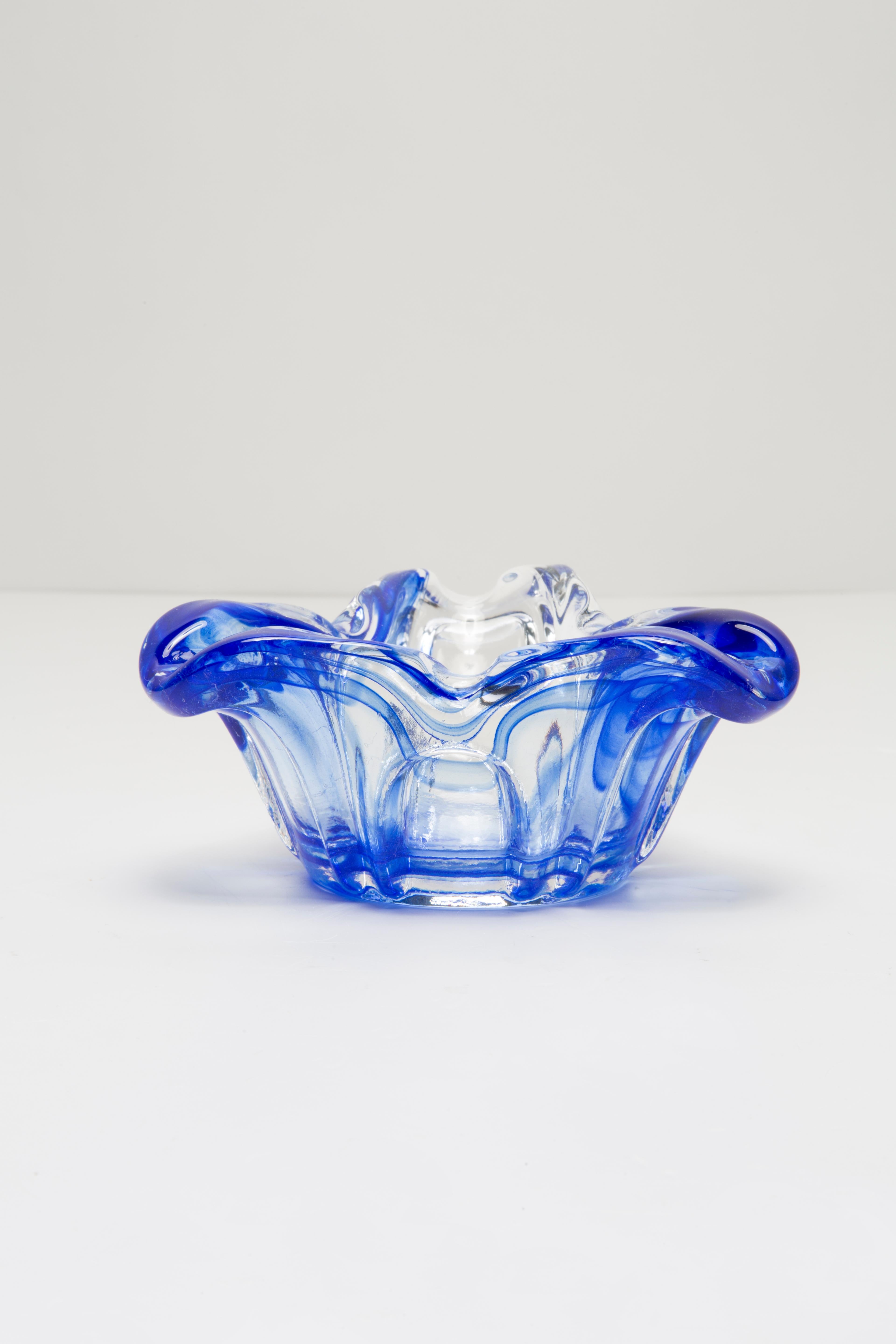 This original vintage glass element was designed and produced in the 1970s in Lombardia, Italy. It is made in Sommerso Technique and has a fantastic faceted form. The vibrant color makes this items highly decorative. This item is a high quality