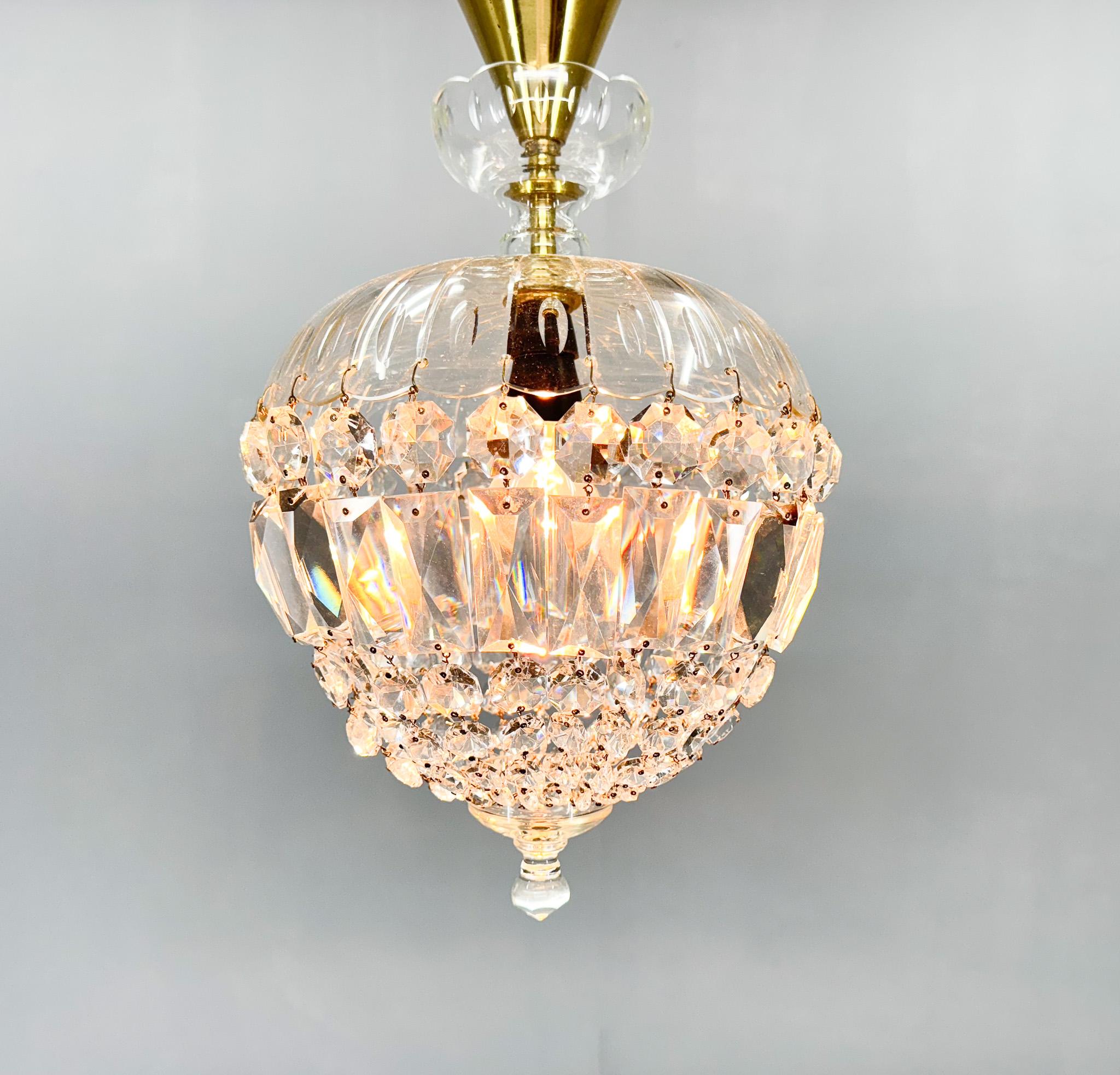 Bellissimo lampadario in cristallo vintage con baldacchino in ottone. Realizzato nell'ex Cecoslovacchia negli anni '70. Ci sono alcune piccole schegge sul vetro (vedi foto), ma nel complesso il lampadario è in ottime condizioni originali. Lampadina: