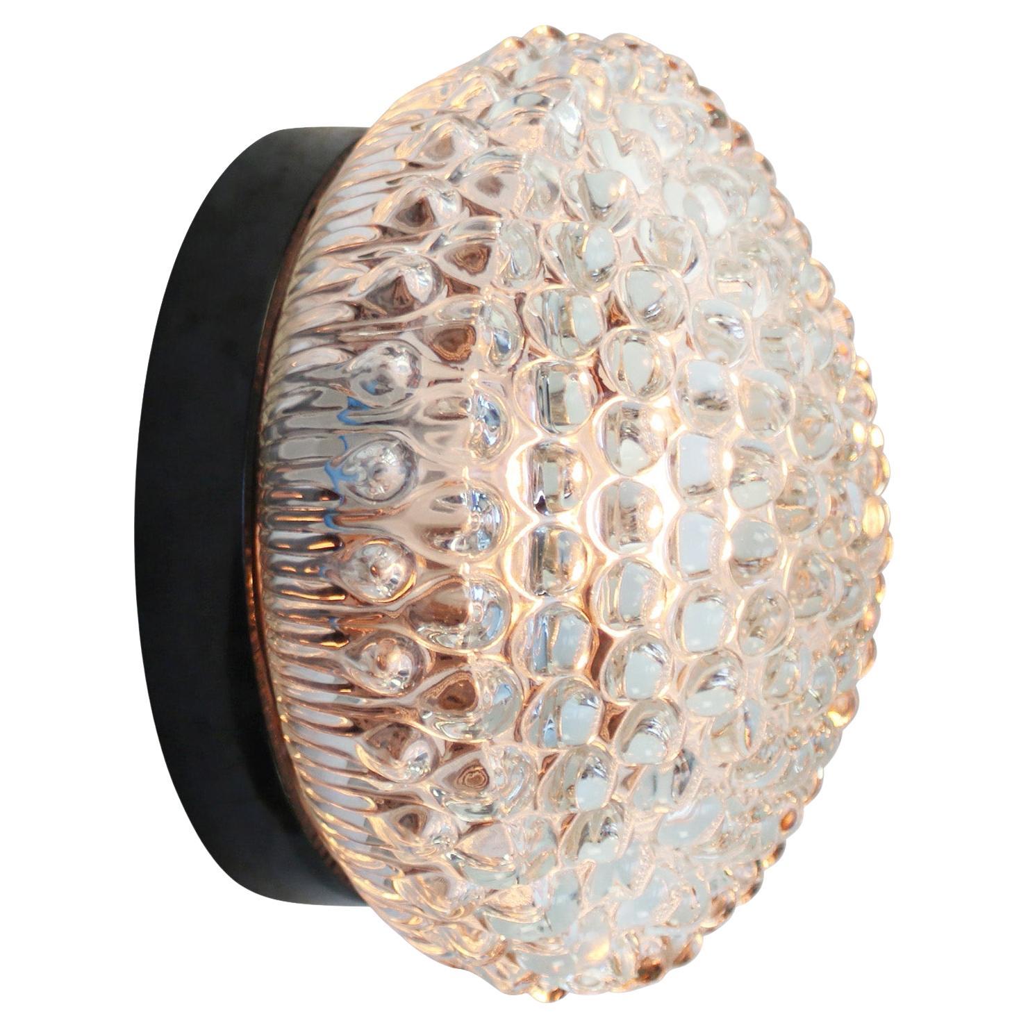 Lampe murale ou de plafond du milieu du siècle.
Base en bakélite avec verre en cristal très clair.

1960-1970

Diamètre de la base 185 mm / 7.3 pouces

1x E27 / E26 - max 60 watt

Le prix est fixé par article individuel. Toutes les lampes ont été