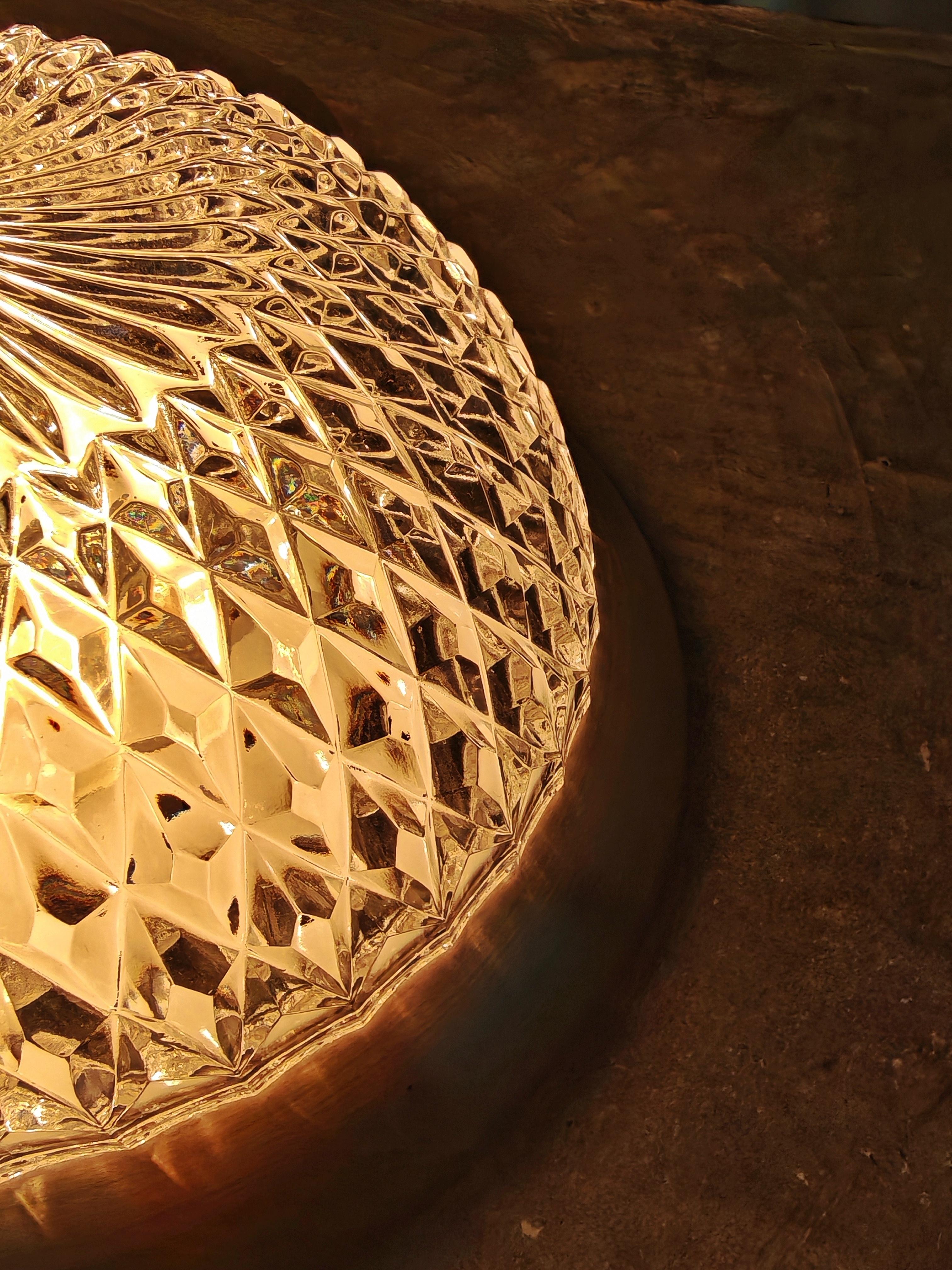 In questo annuncio troverai una splendida lampada da incasso del Mid Century a forma di cupola o una lampada da parete. La lampada è realizzata in cristallo e fissata a una base in alluminio. Realizzato in Germania Ovest negli anni '60.

Condizioni