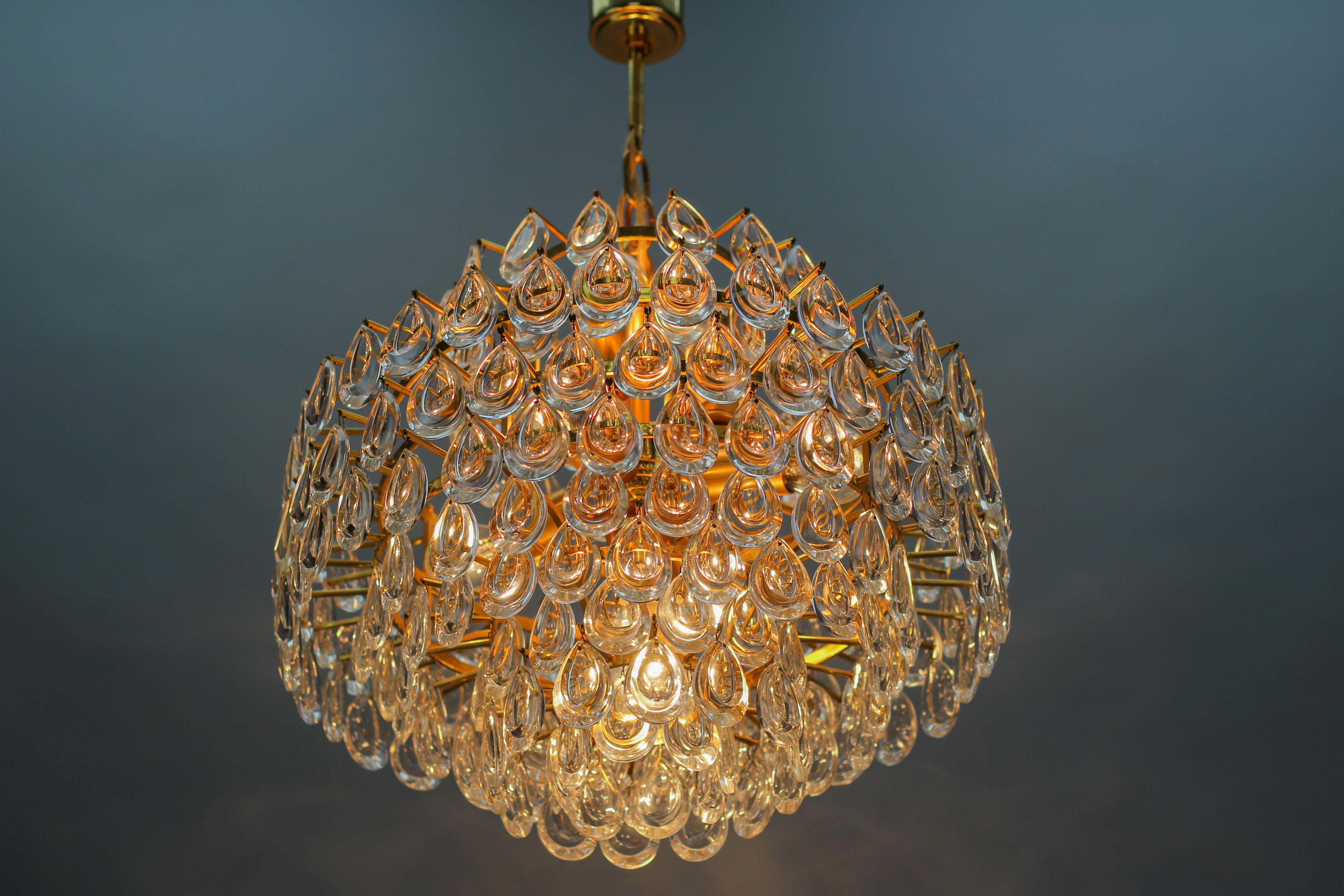 Mid-Century Crystal Glass and Gilt Brass Seven-Light Chandelier by Palwa For Sale 3