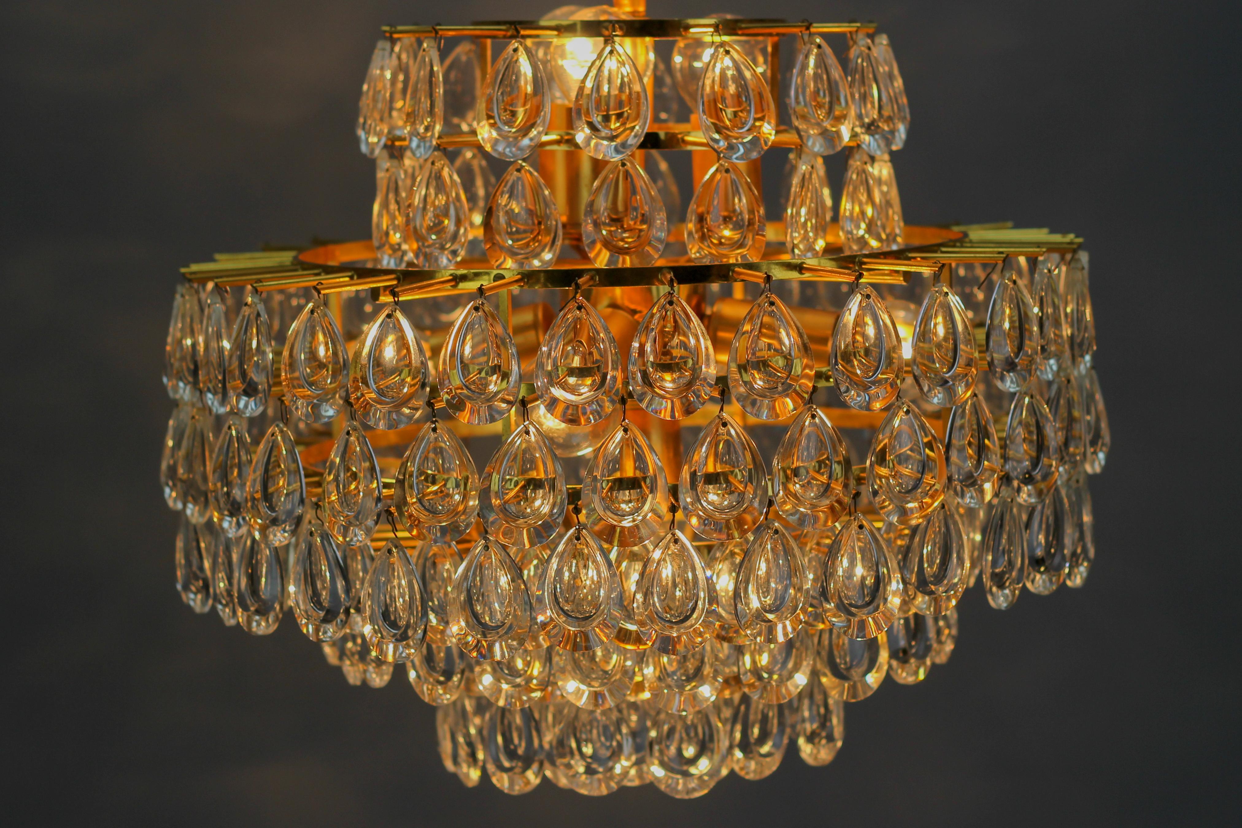 Mid-Century Crystal Glass and Gilt Brass Seven-Light Chandelier by Palwa For Sale 4